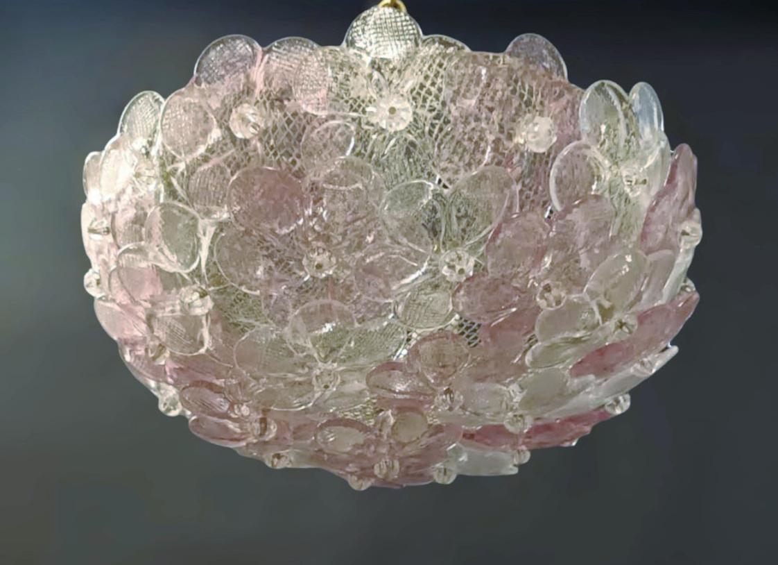 Vintage Italian flush mount mit klaren und rosa mundgeblasenen Murano Glasblumen / Made in Italy in the 1960s by Barovier e Toso
2 Leuchten / Typ E12 oder E14 / je max. 40W
Maße: Durchmesser 14 Zoll / Höhe 5 Zoll
1 verfügbar auf Lager in