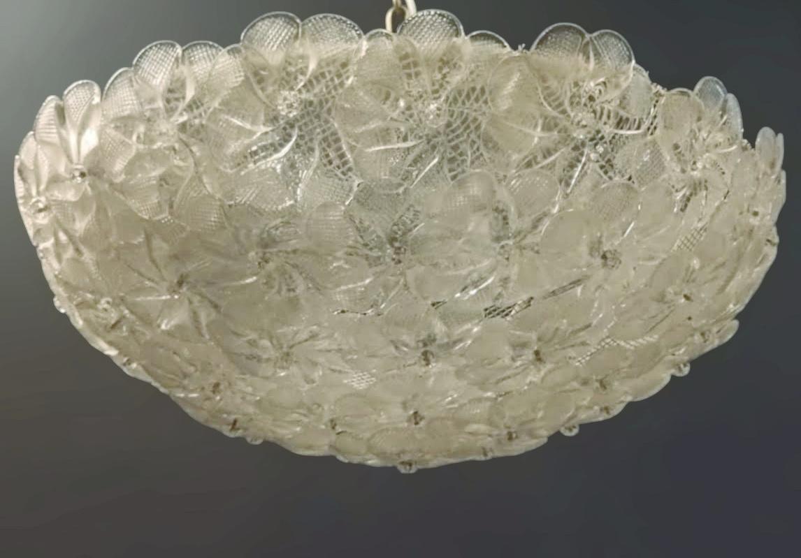 Vintage Italian flush mount with clear hand blown Murano glass flowers / Made in Italy in the 1960s by Barovier e Toso
Measures: Diameter 21.5 inches / height 8 inches
6 lights / E12 or E14 type / max 40W each
1 available in stock in Italy
Order