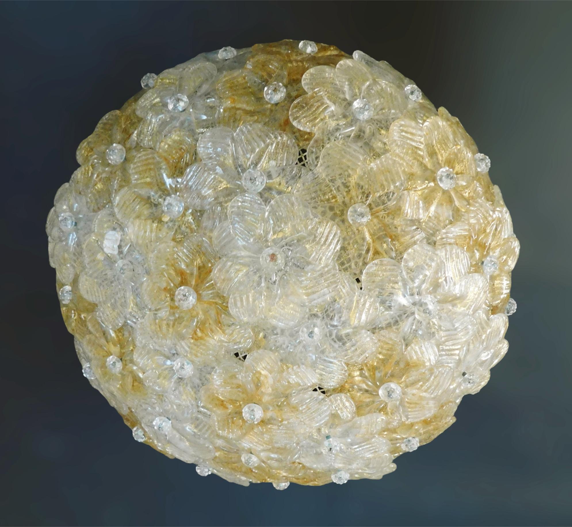 Empotrable italiano vintage con flores de cristal de Murano soplado a mano, transparentes y doradas / Fabricado en Italia en la década de 1960 por Barovier e Toso
Medidas: Diámetro 14 pulgadas / altura 6 pulgadas
2 luces / tipo E12 o E14 / máx. 40W