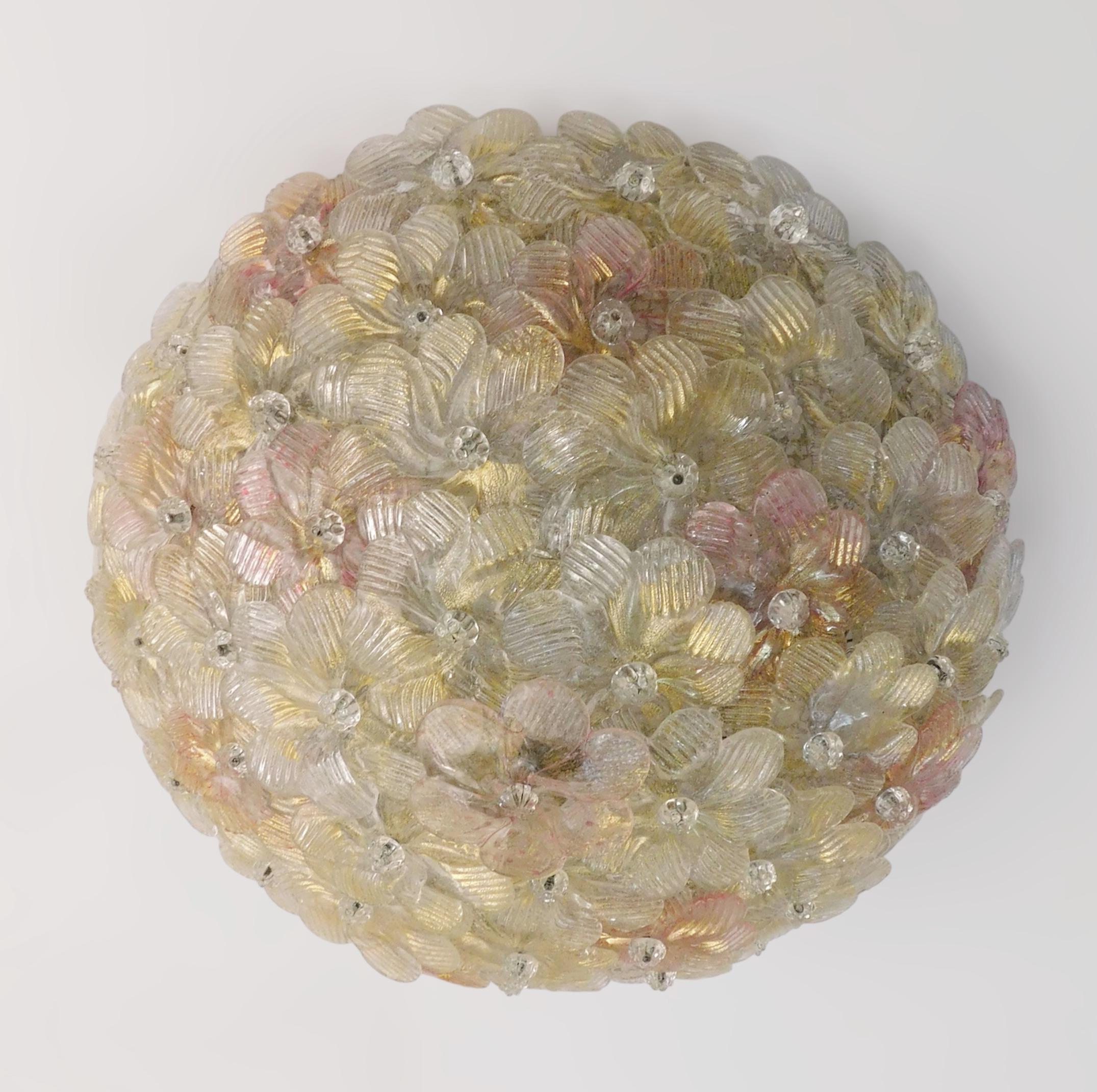 Encastré vintage italien avec des fleurs en verre de Murano soufflé à la main, transparent, doré et rose / Fabriqué en Italie dans les années 1960 par Barovier&Toso
Mesures : Diamètre 15,5 pouces / hauteur 6 pouces
3 lampes / type E12 ou E14 / max