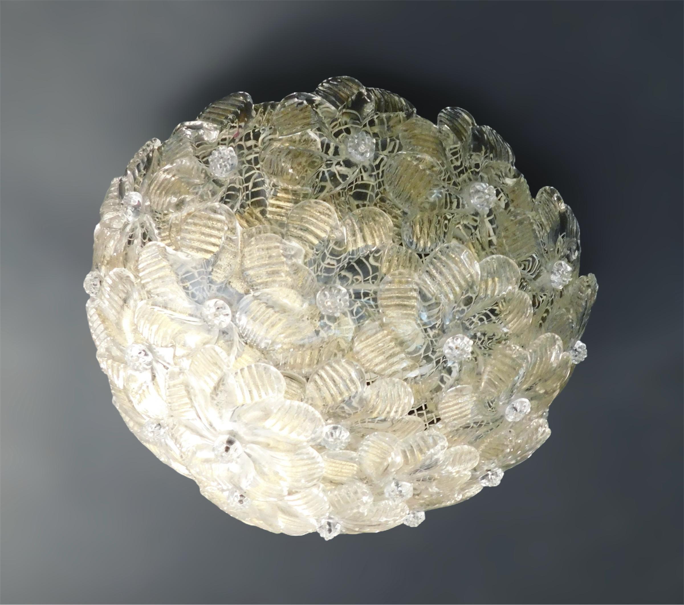 Vintage Italian flush mount mit klaren und goldenen mundgeblasenen Murano Glasblumen / Made in Italy in the 1960s by Barovier e Toso
Maße: Durchmesser 11 Zoll / Höhe 5 Zoll
2 Leuchten / Typ E12 oder E14 / je max. 40W
1 verfügbar auf Lager in