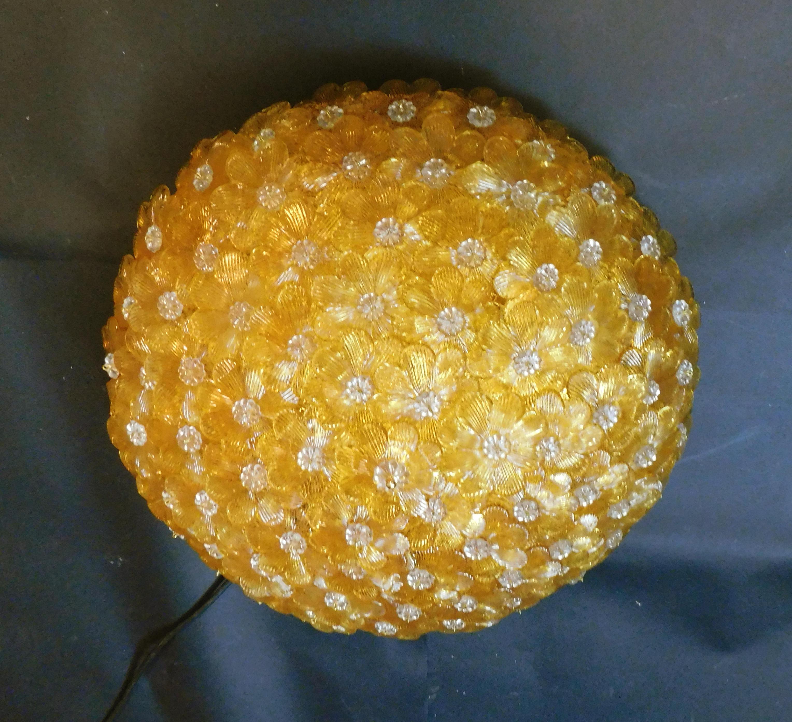 Incasso italiano d'epoca con fiori dorati in vetro di Murano soffiato a mano / Made in Italy by Barovier e Toso, circa 1960
4 luci / tipo E26 o E27 / max 60W ciascuna
Misure: Diametro 20 pollici, altezza 8 pollici
1 disponibile in magazzino in