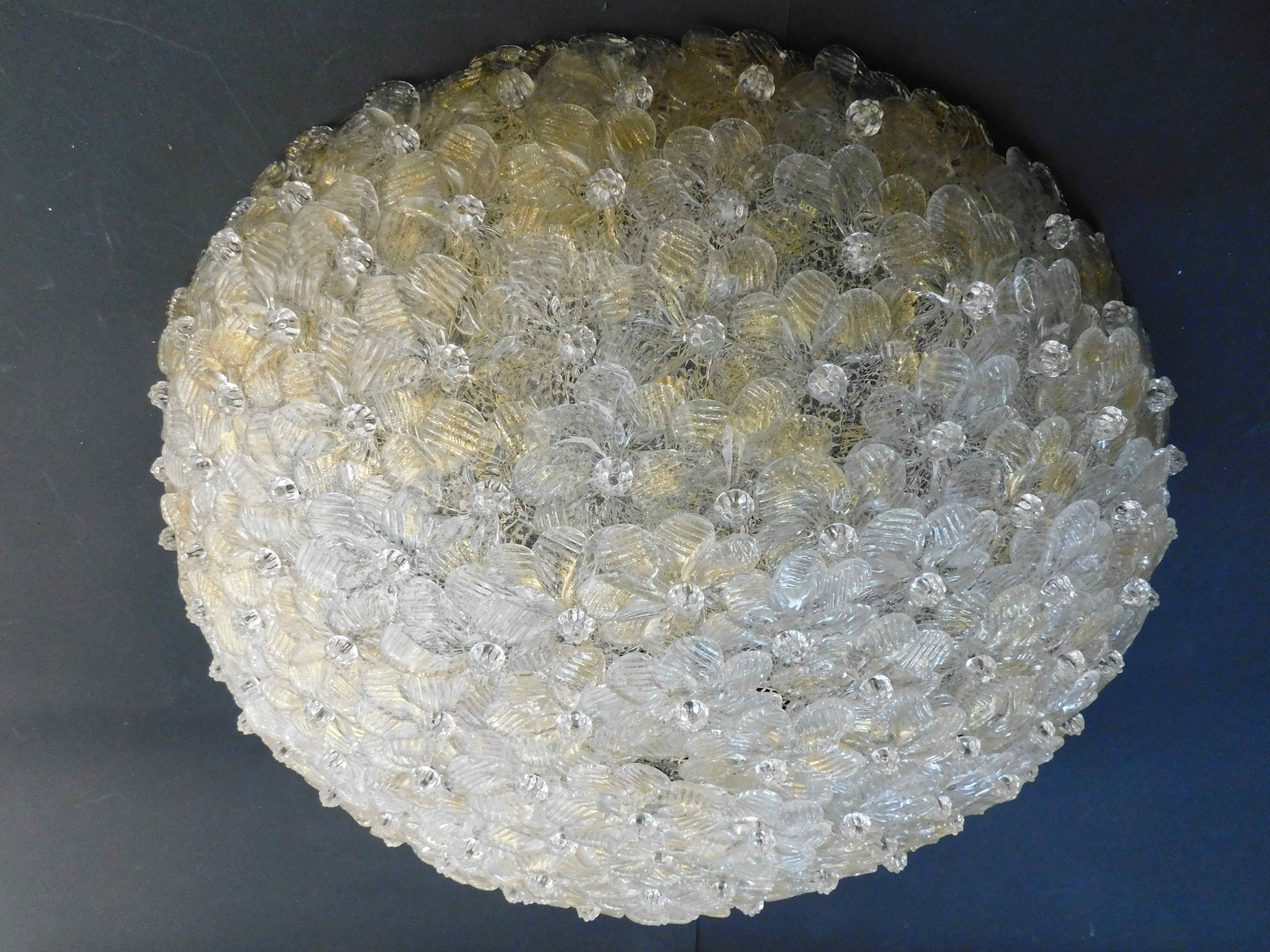 Vintage Italian flush mount with clear and gold hand blown Murano glass flowers / Made in Italy in the 1960s by Barovier e Toso
Measures: Diameter 20.5 inches / height 7.5 inches
6 lights / E12 or E14 type / max 40W each
1 available in stock in