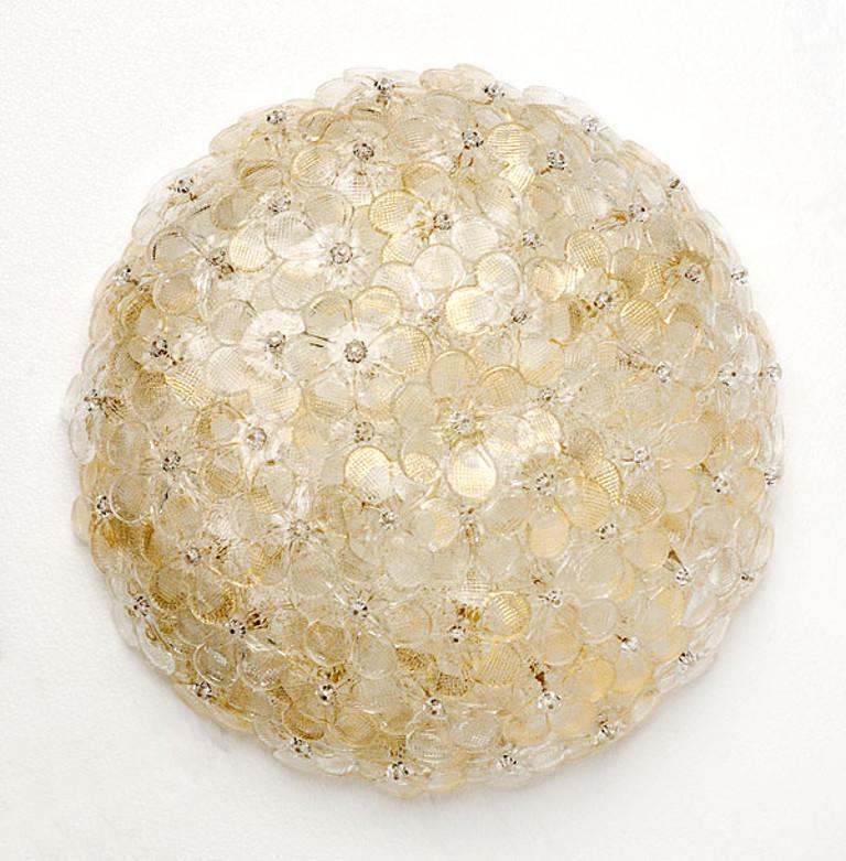 Montatura da incasso italiana con fiori in vetro di Murano color oro stratificati su una struttura in metallo color oro e fissati con viti in vetro / Made in Italy
Sono disponibili altre opzioni di colore del vetro, vedi le immagini