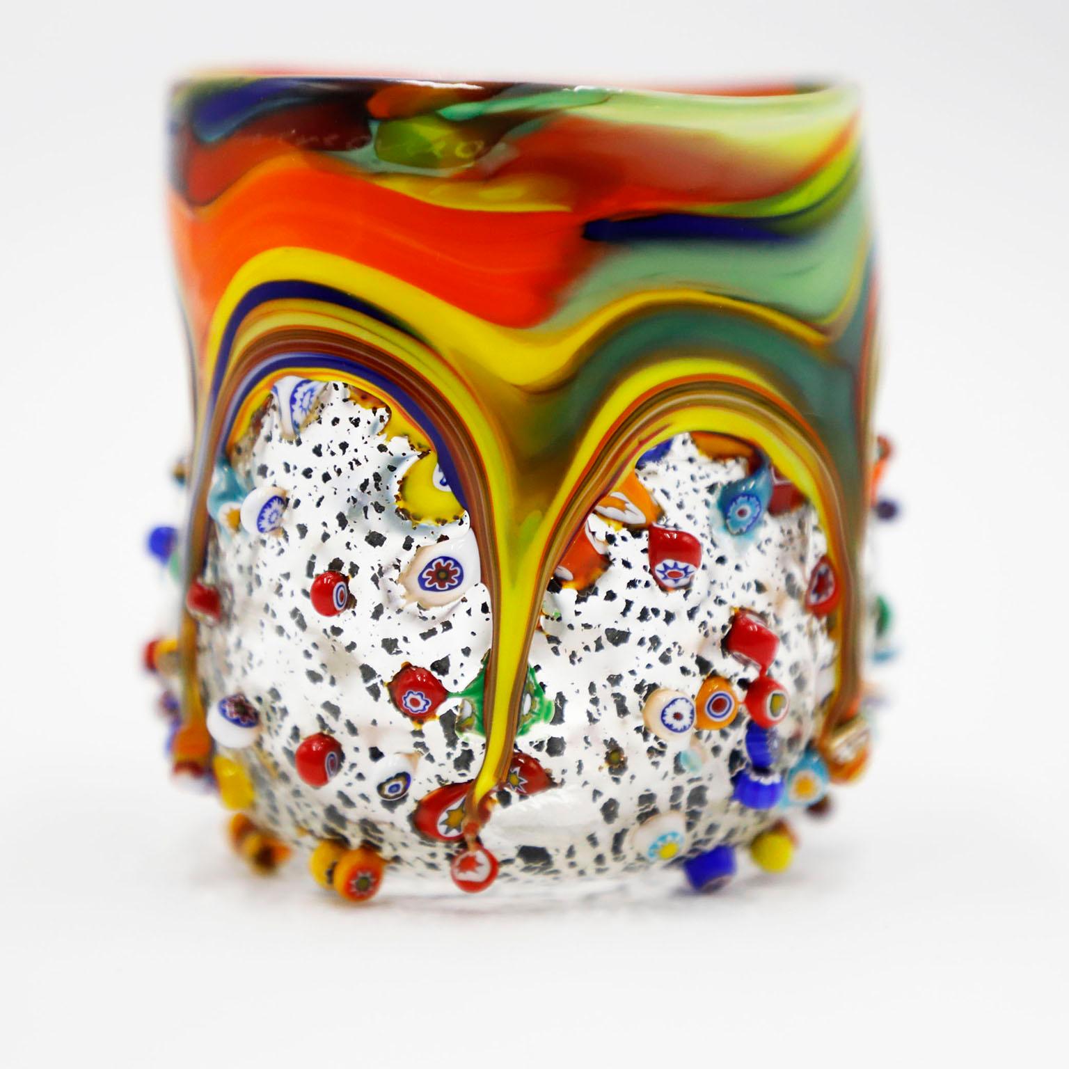 Splendido bicchiere millefiori in vetro stropicciato di Murano. Realizzato in vetro murrino e sbalzato con foglia d'argento e multicolore. Vetro fatto a mano, unico nel suo genere.

Aggiungi questo bellissimo pezzo alla tua collezione di vetri o