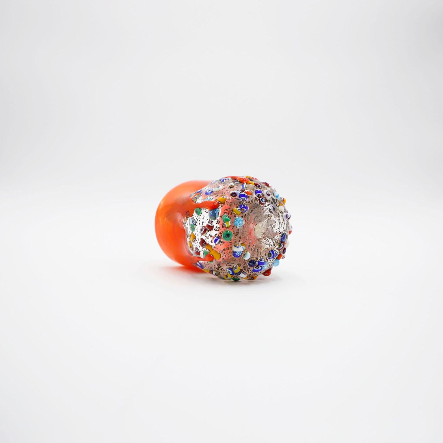 Splendido bicchiere millefiori in vetro stropicciato di Murano. Realizzato in vetro murrino e sbalzato con foglia d'argento e multicolore. Vetro fatto a mano, unico nel suo genere, ogni pezzo è firmato.

Aggiungi questo bellissimo pezzo alla tua