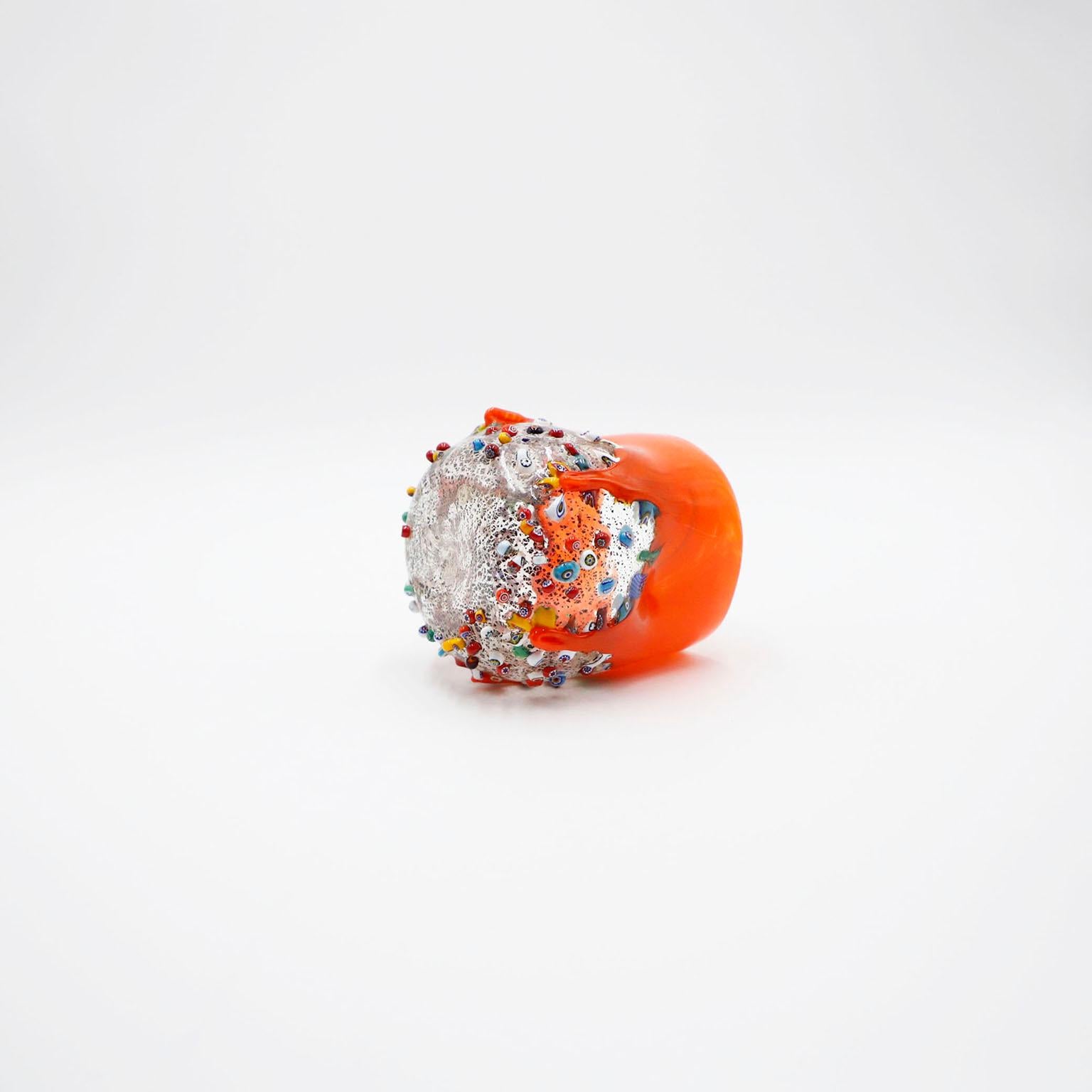 Splendido bicchiere millefiori in vetro stropicciato di Murano. Realizzato in vetro murrino e sbalzato con foglia d'argento e multicolore. Vetro fatto a mano, unico nel suo genere, ogni pezzo è firmato.

Aggiungi questo bellissimo pezzo alla tua