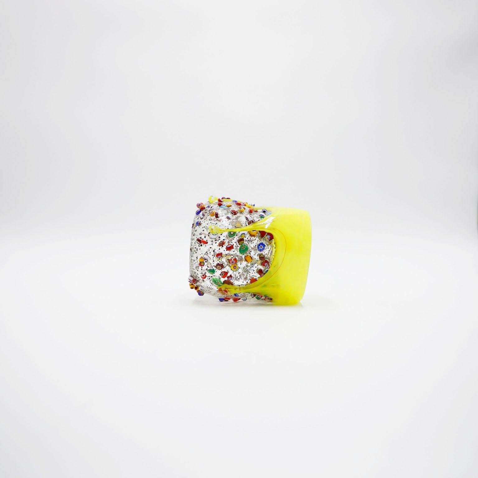 Splendido bicchiere millefiori in vetro stropicciato di Murano. Realizzato in vetro murrino e sbalzato con foglia d'argento e multicolore. Vetro fatto a mano, unico nel suo genere, ogni pezzo è firmato.

Aggiungi questo bellissimo pezzo alla tua