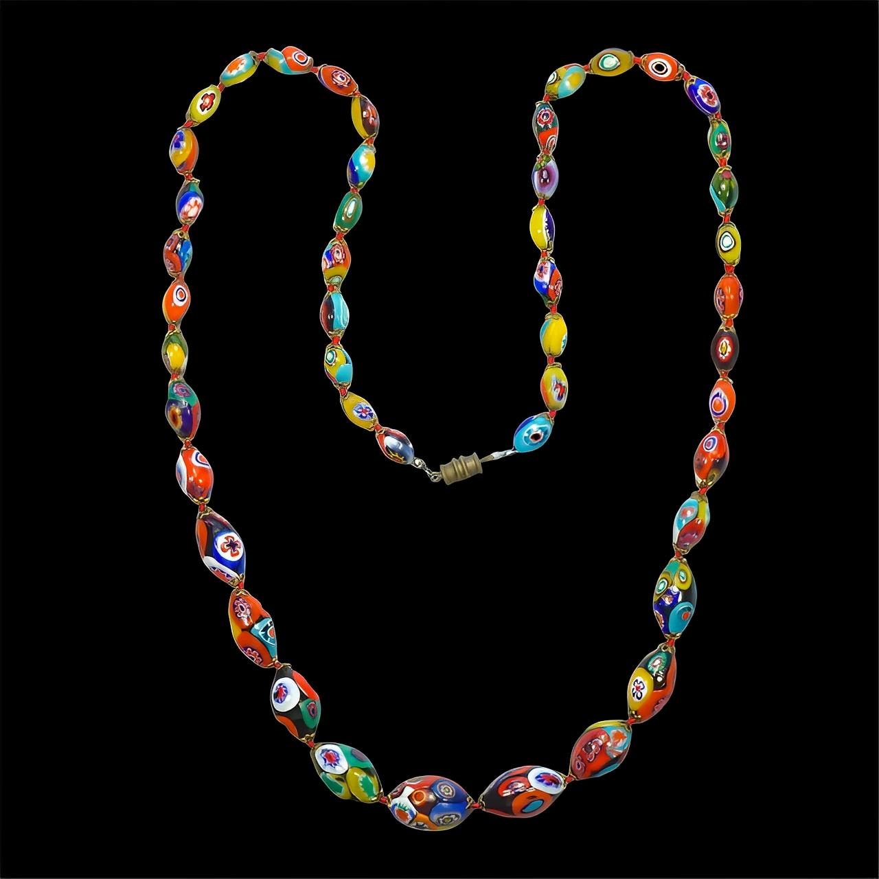Millefiori Murano Glas Abgestufte Ovale Perlenkette mit Barrel-Verschluss im Angebot 1