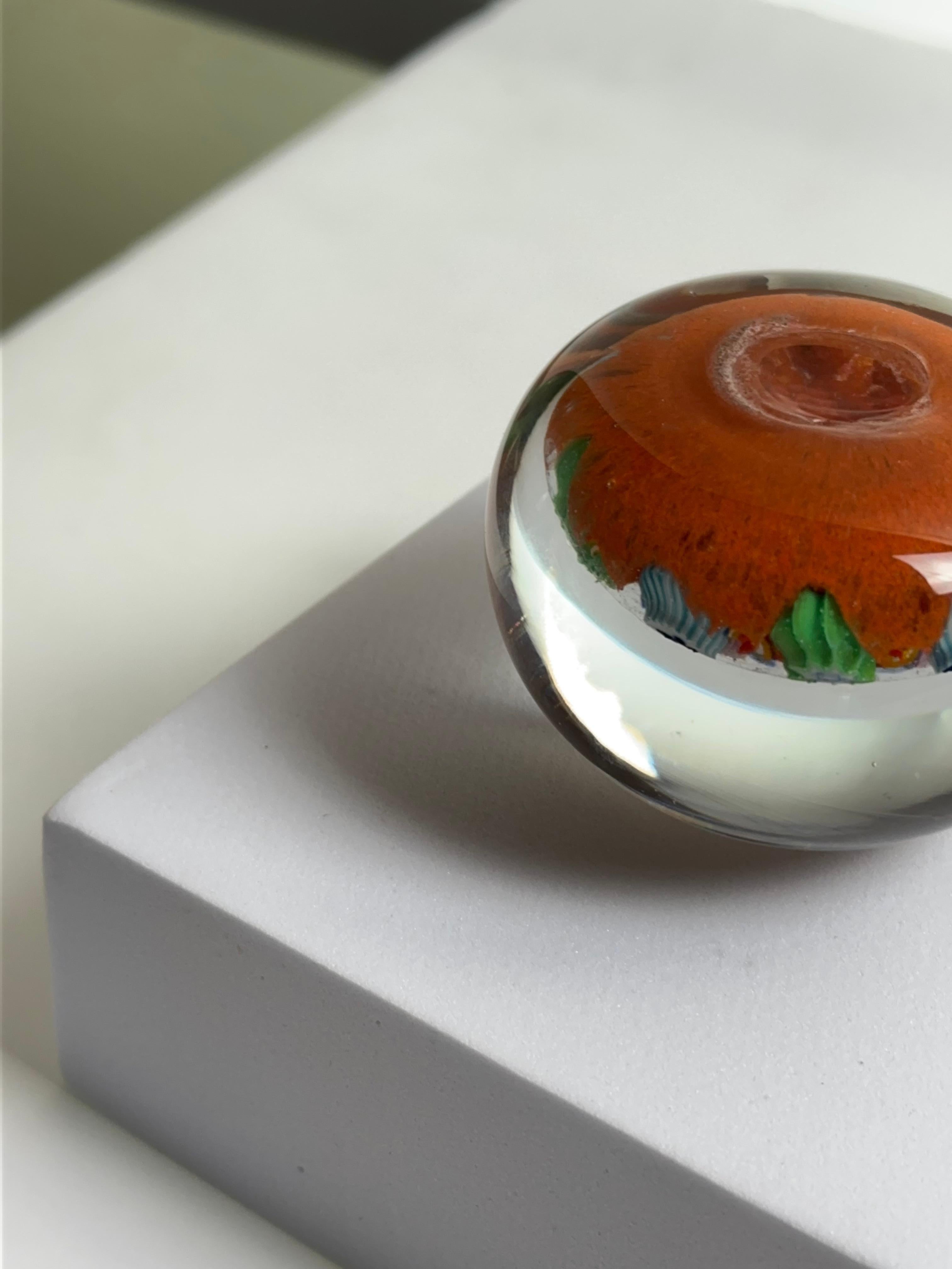 Verre d'art Presse-papiers Millefiori orange vert bleu, Vasart, Écosse, vers les années 1960 en vente