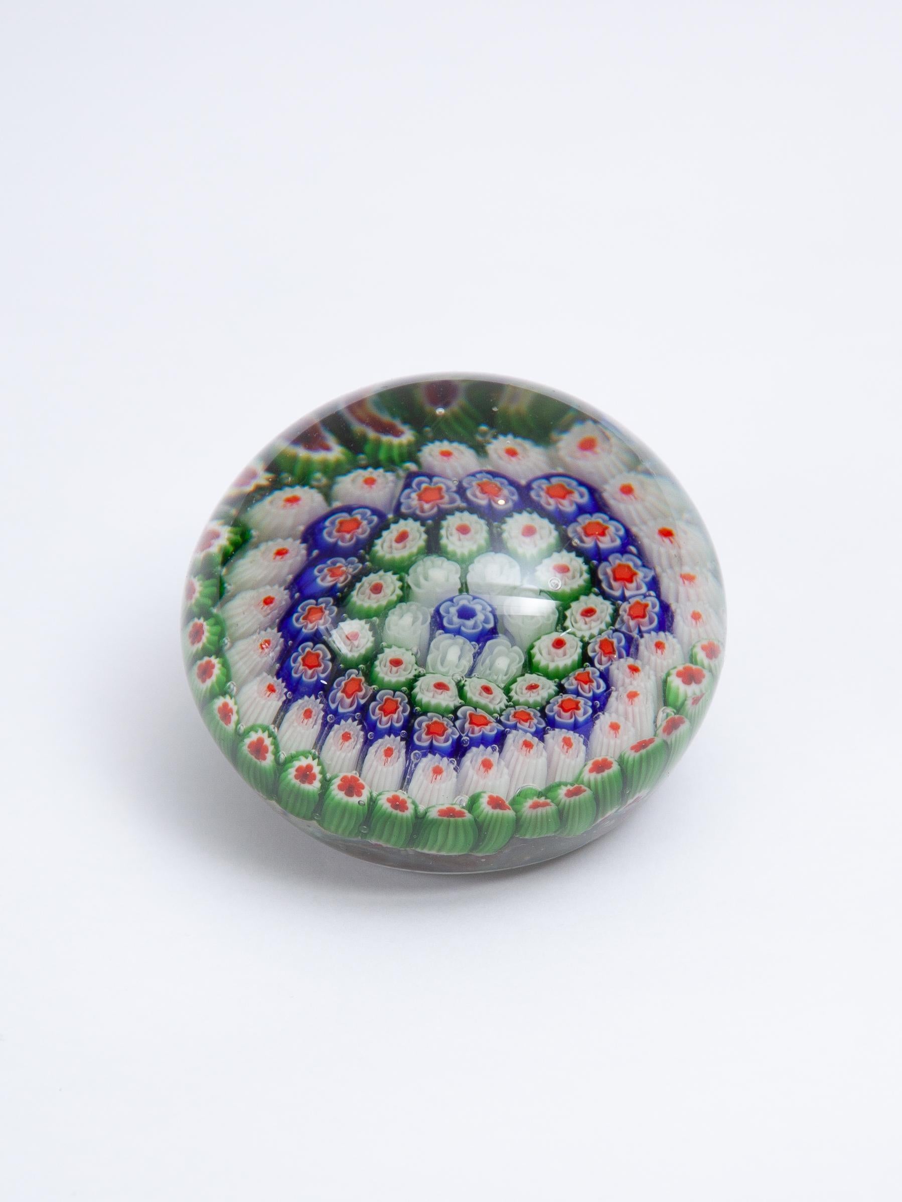 Murano  pisapapeles de vidrio artístico italiano de mediados de siglo moderno de los años 60 Flor de Millefiori, verde, azul, rojo y blanco murino.