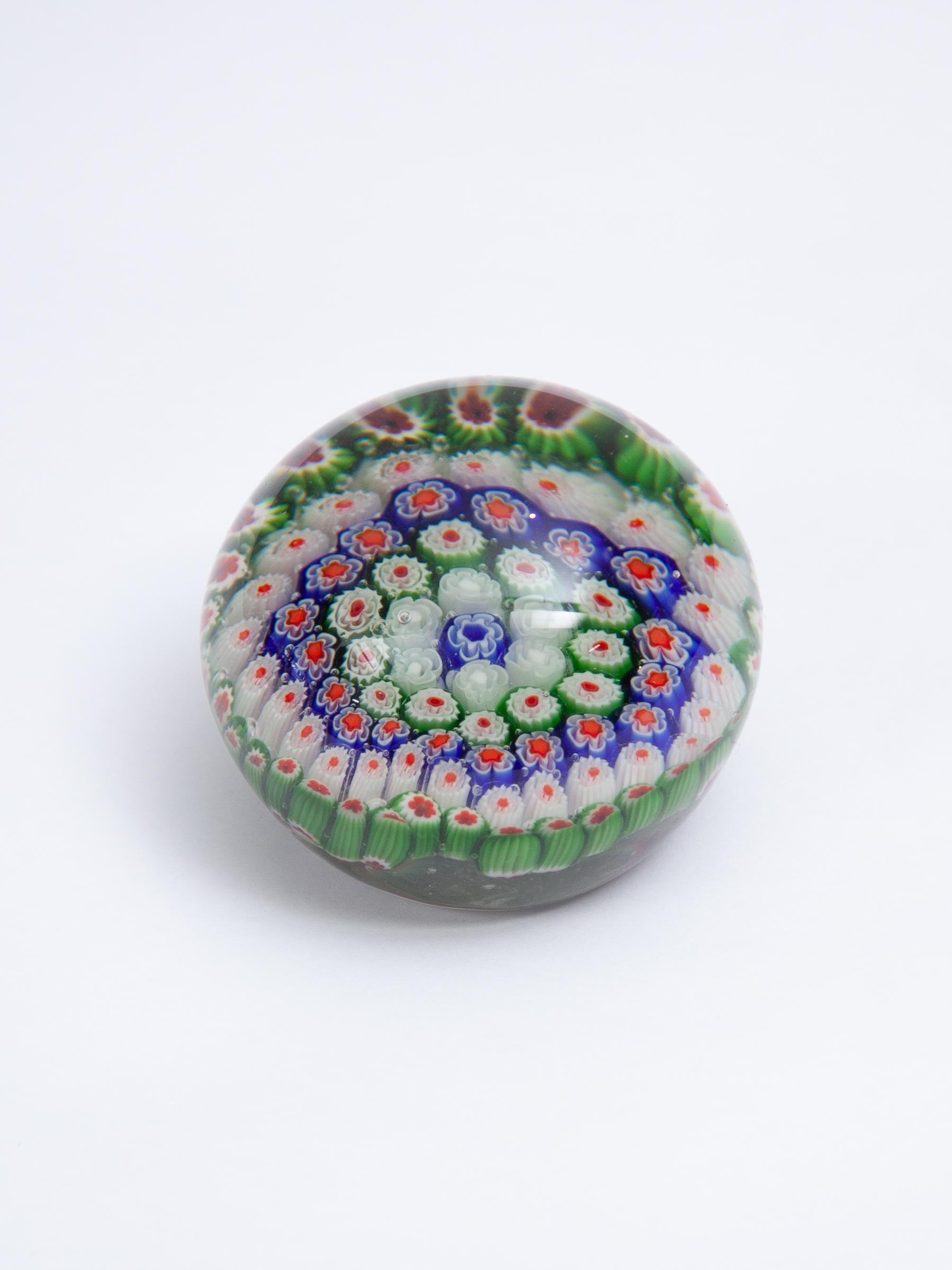 Pisapapeles Millefiori Pisapapeles de cristal artístico italiano de Murano, años 60 Moderno de mediados de siglo en venta