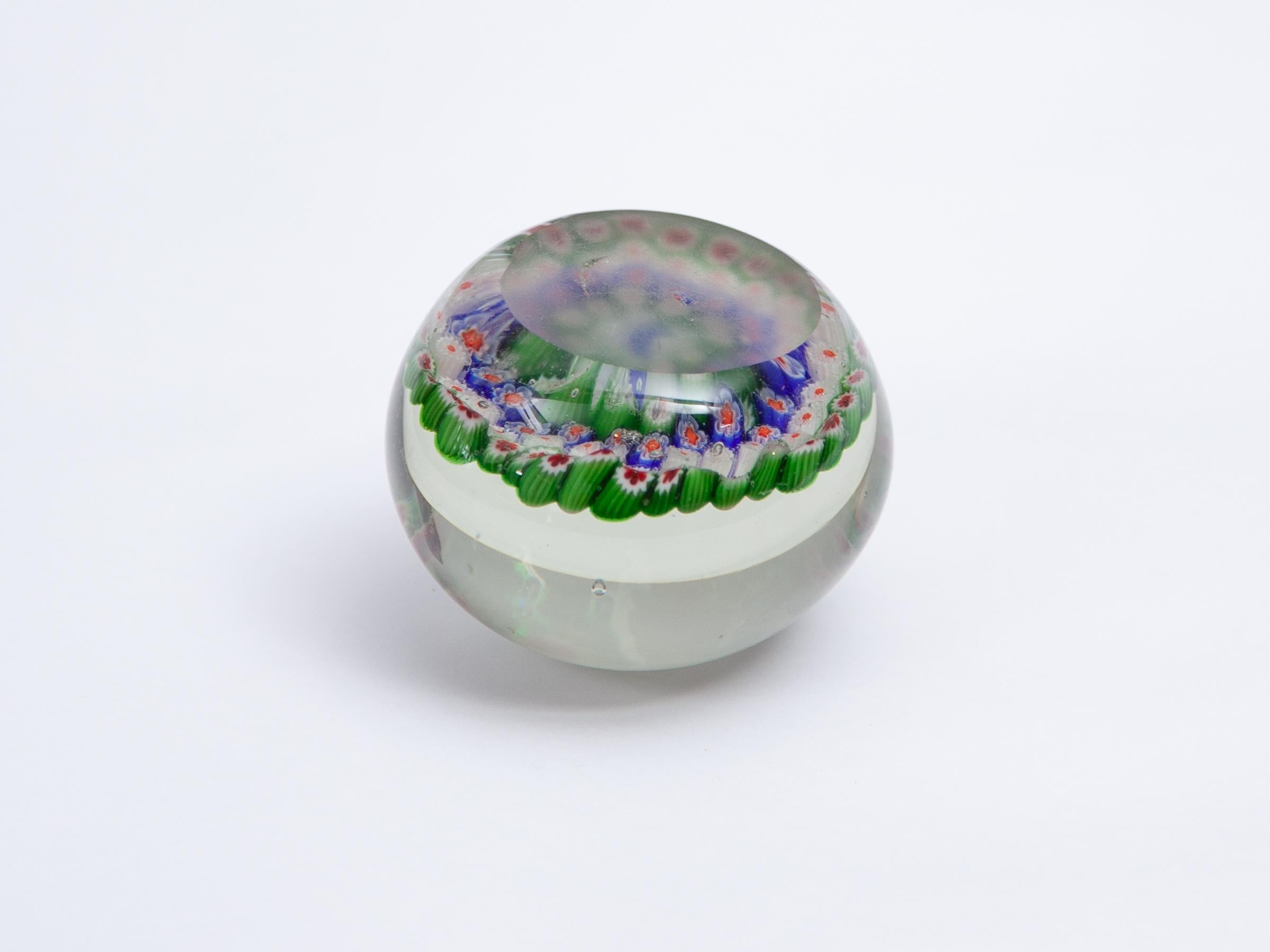 Pisapapeles Millefiori Pisapapeles de cristal artístico italiano de Murano, años 60 Hecho a mano en venta