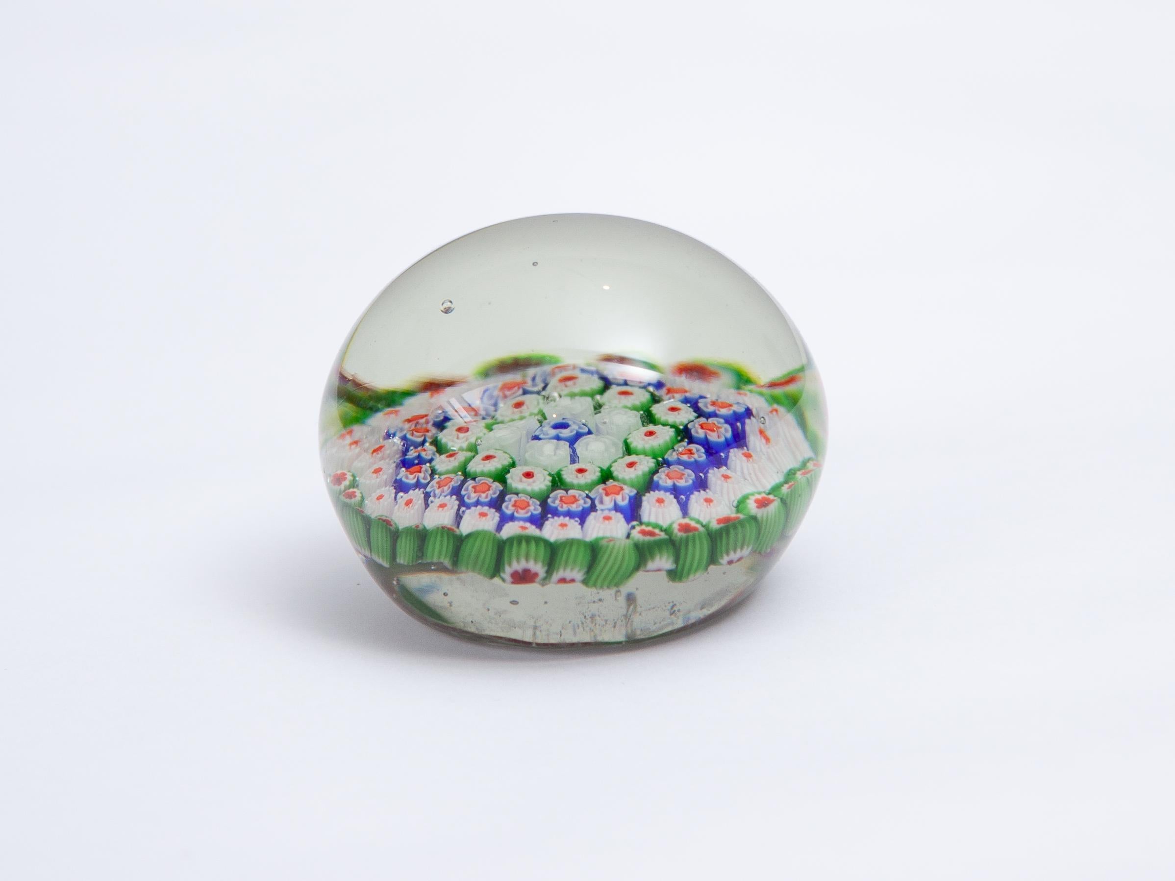 Pisapapeles Millefiori Pisapapeles de cristal artístico italiano de Murano, años 60 en Bueno estado para la venta en Antwerp, BE