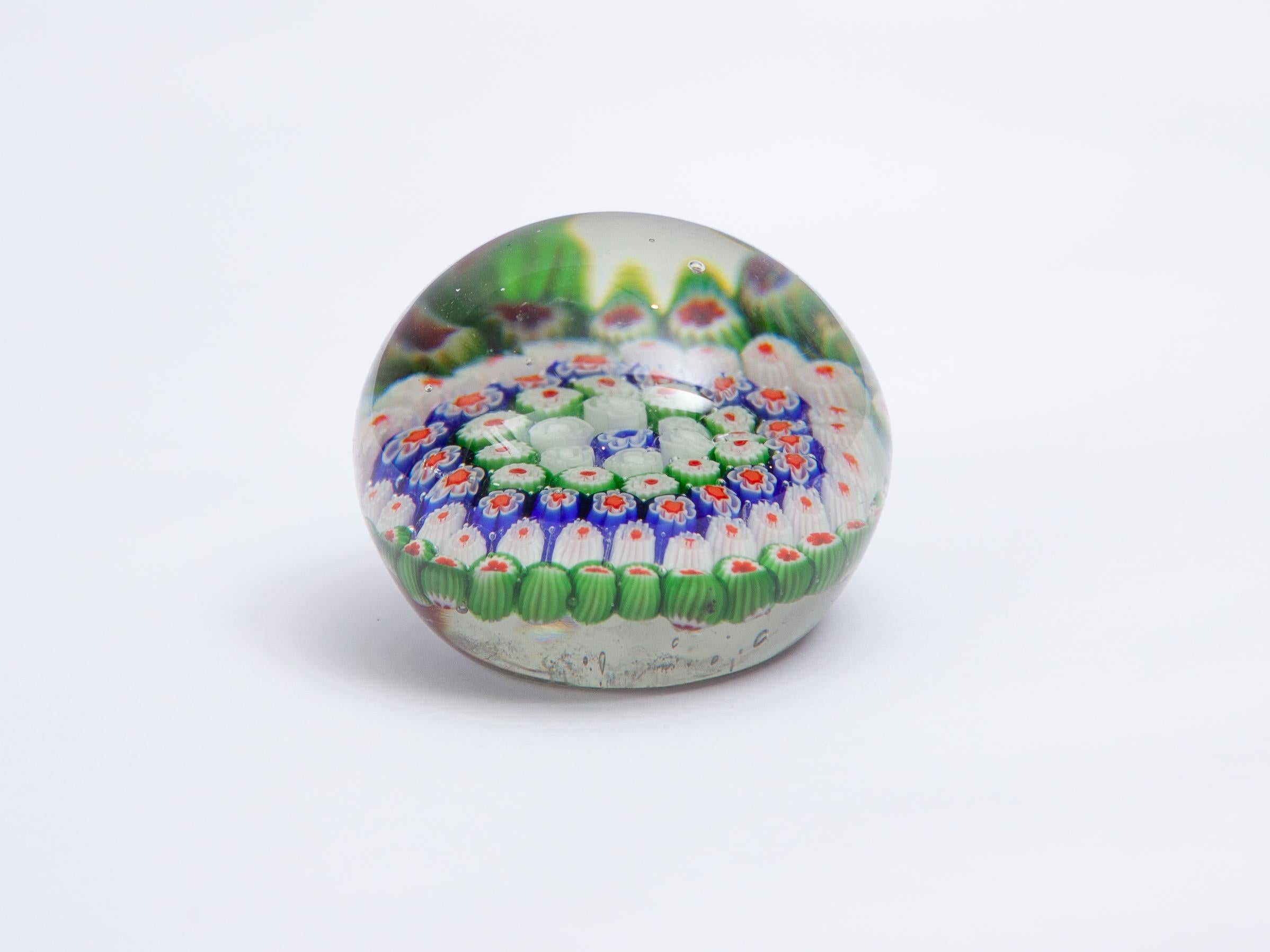 Pisapapeles Millefiori Pisapapeles de cristal artístico italiano de Murano, años 60 mediados del siglo XX en venta