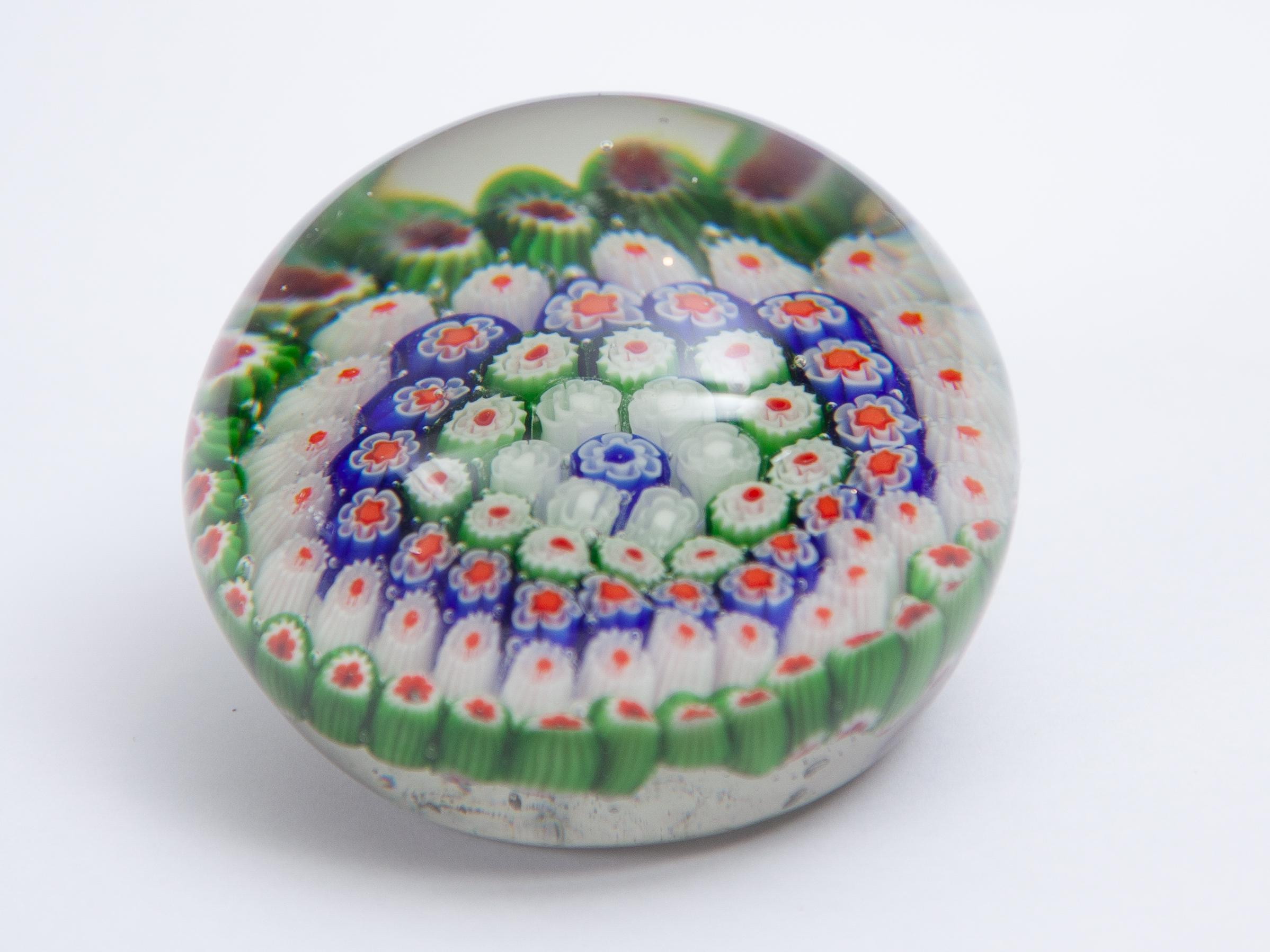 Pisapapeles Millefiori Pisapapeles de cristal artístico italiano de Murano, años 60 en venta 1