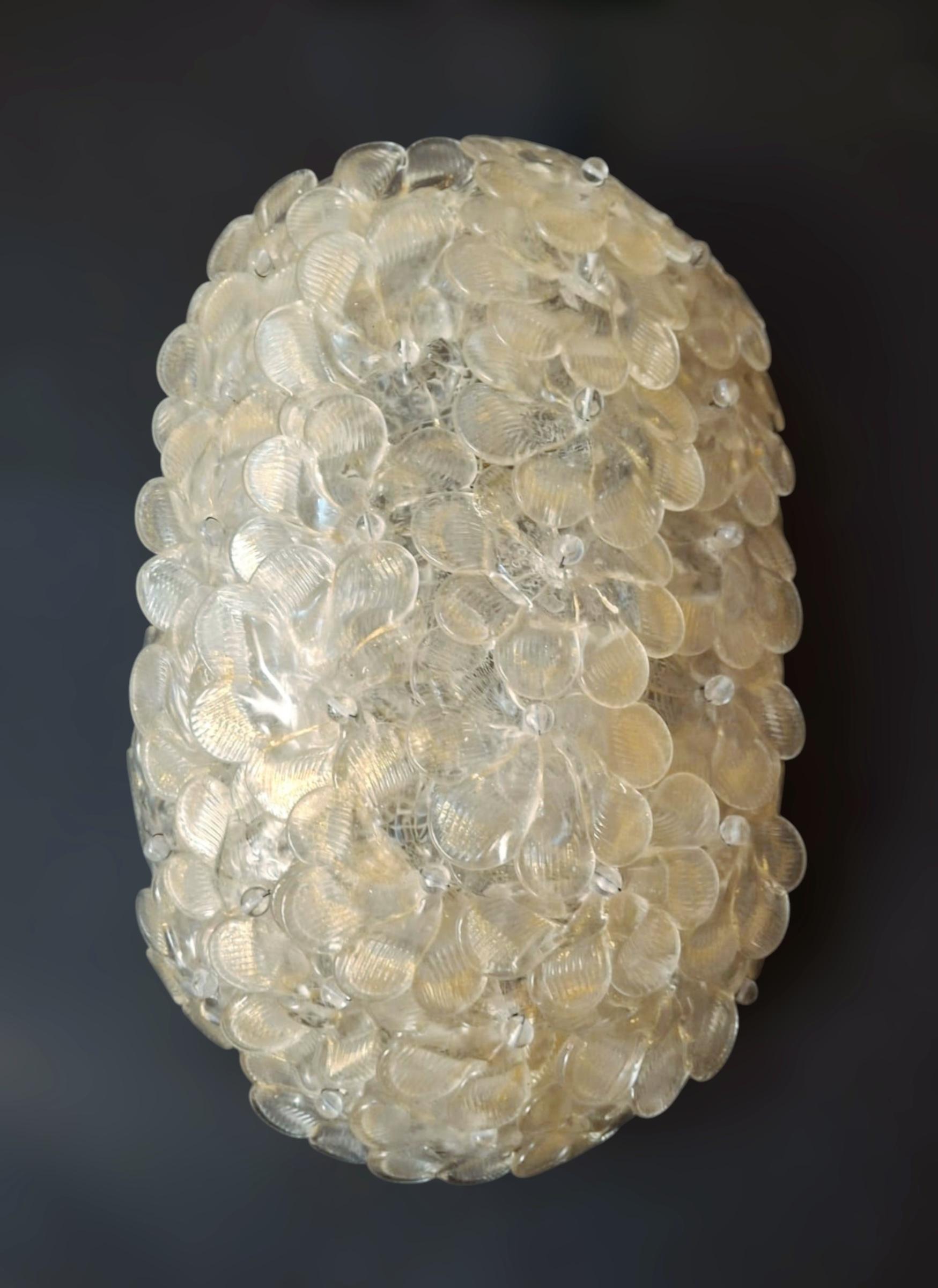 Applique murale vintage italienne avec fleurs en verre de Murano soufflé à la main, transparent et doré / Fabriquée en Italie dans les années 60 par Barovier&Toso
Dimensions : hauteur 12,5 pouces, largeur 8 pouces, profondeur 5 pouces
2 lampes /