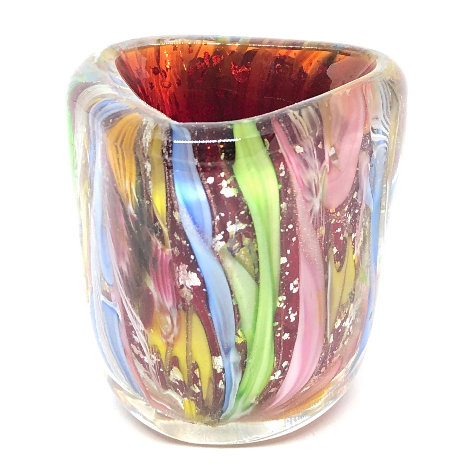 Eine erstaunliche venezianische Murano-Glas Mid-Century Modern Millefiori Zahnstocher Halter:: Catchall oder kleine Vase in Italien gemacht:: ca. 1950er Jahre. Es handelt sich um einen schweren Glasgegenstand:: innen mehrfarbig:: mit Wirbeln. Es ist