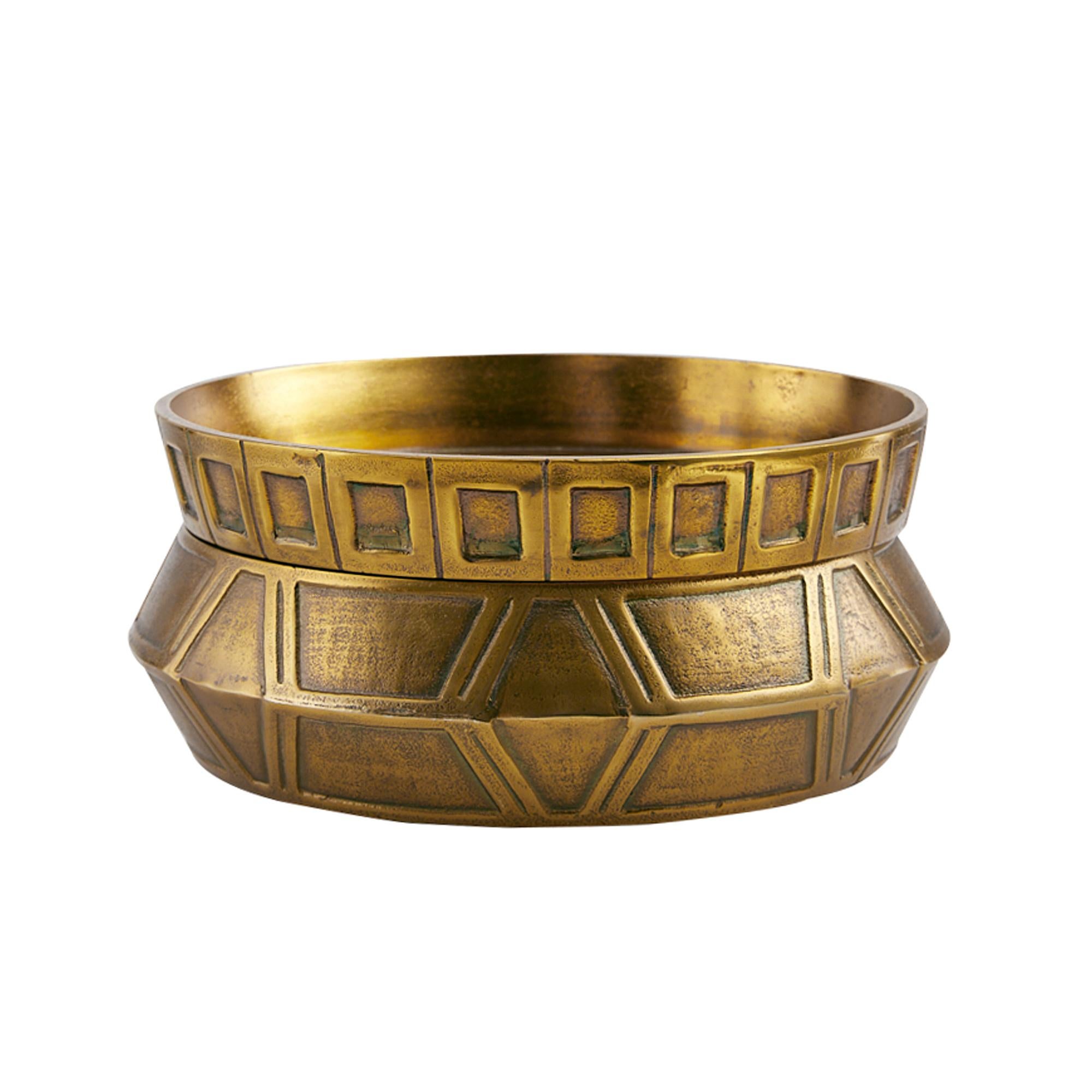 Los Centros de mesa apilados grandes Millenia reúnen elementos de sofisticación Art Déco y diseño orientalista, dando como resultado una colección atemporal y escultural. Fabricadas en aluminio fundido y acabadas en un rico latón envejecido, cada