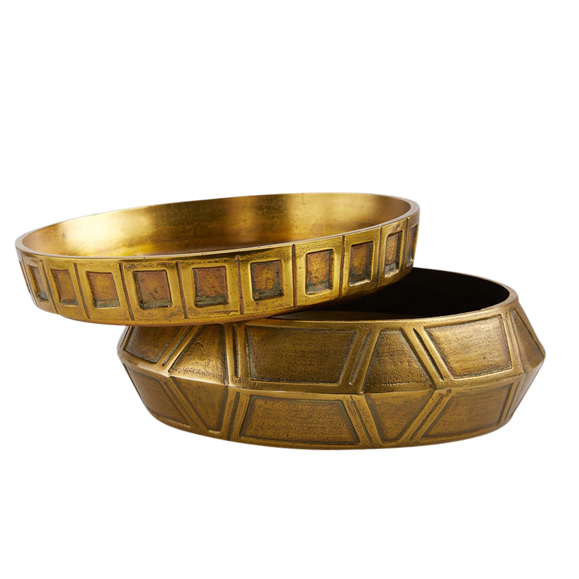 Centro de mesa grande apilado Millenia, set de 2 GKAYI01 - Latón envejecido Vaciado en venta