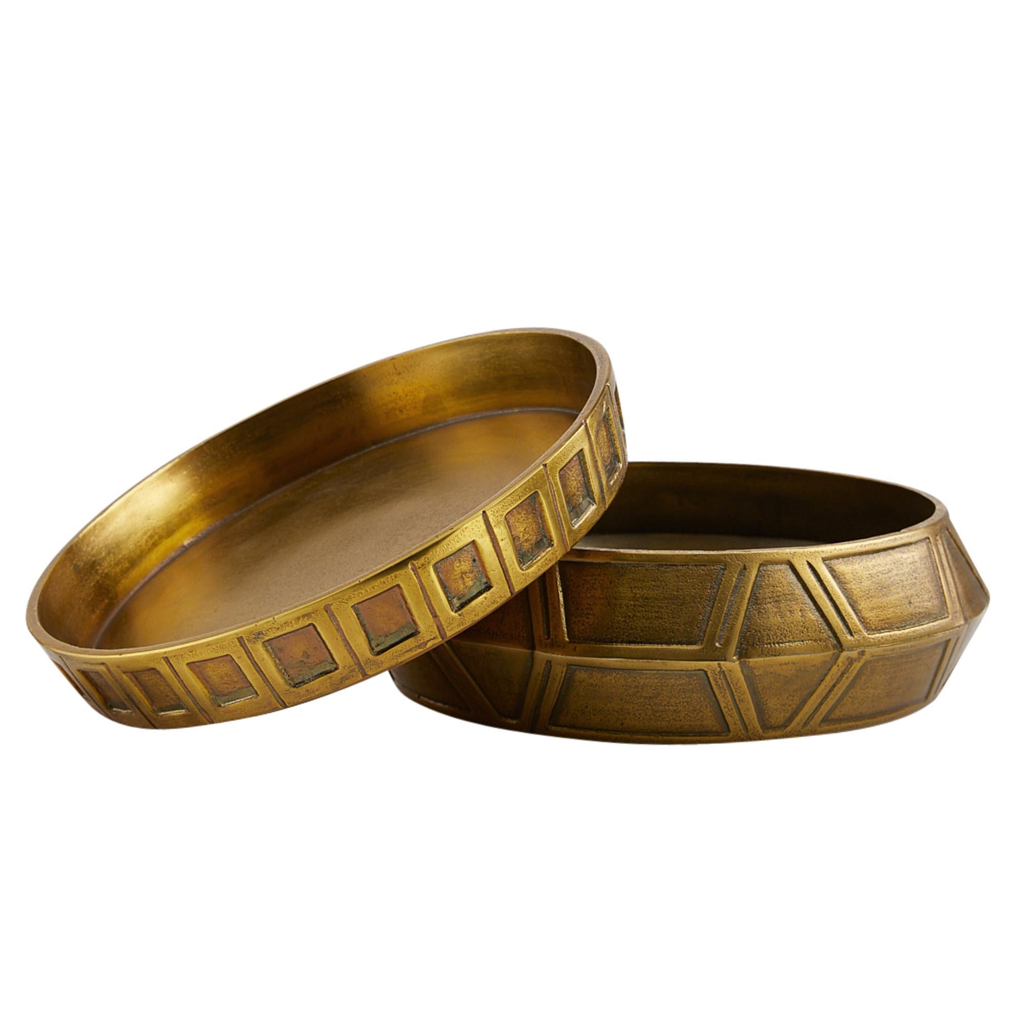 Centro de mesa grande apilado Millenia, set de 2 GKAYI01 - Latón envejecido en Bueno estado para la venta en London, GB