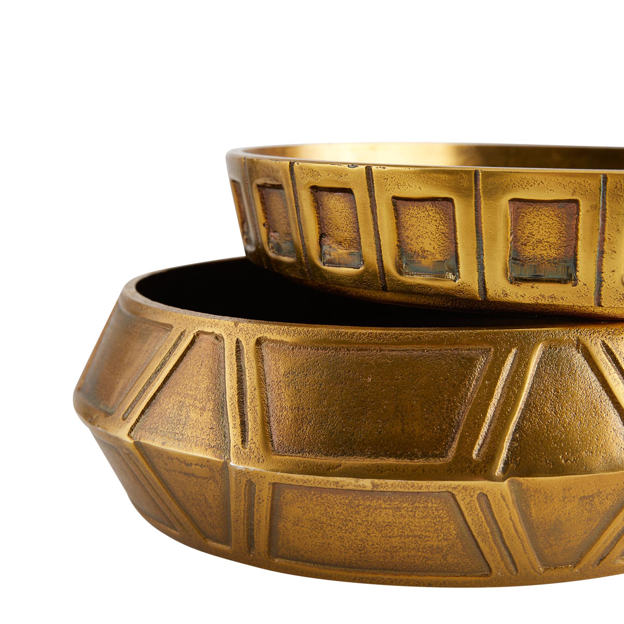 Centro de mesa grande apilado Millenia, set de 2 GKAYI01 - Latón envejecido Siglo XXI y contemporáneo en venta