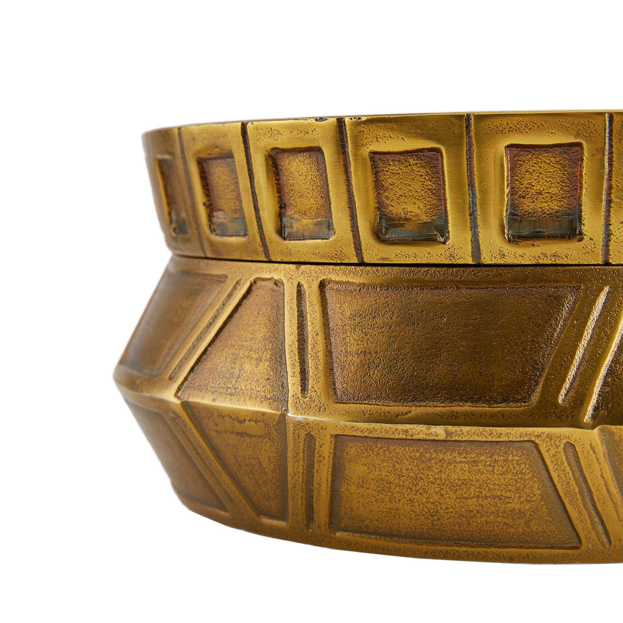 Centro de mesa grande apilado Millenia, set de 2 GKAYI01 - Latón envejecido en venta 1