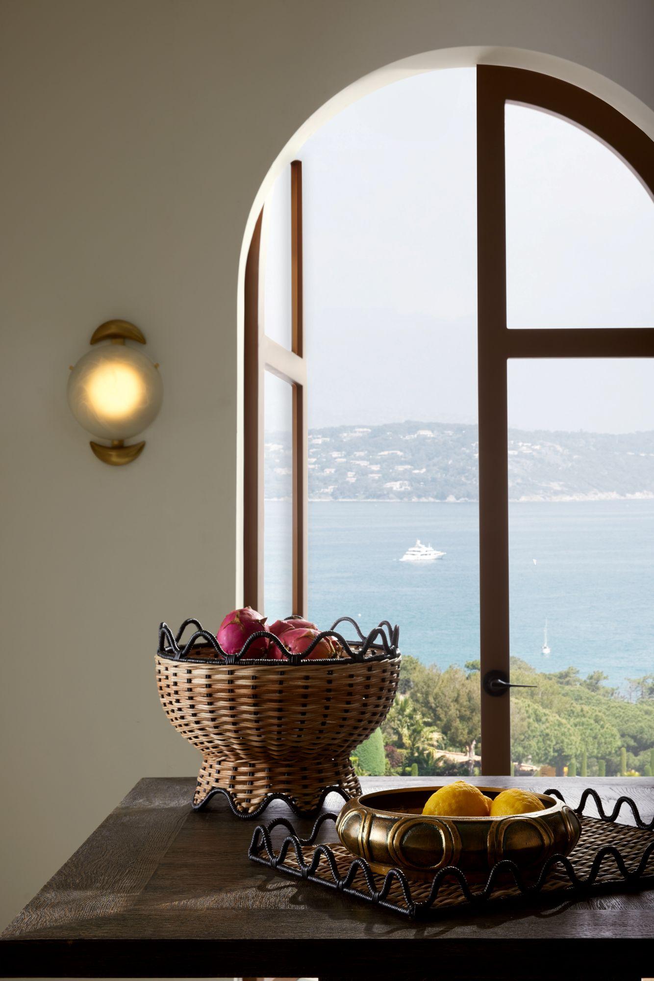 Millenia Stacked Small Centerpiece, Set of 2 GKAYI02 - Laiton antique en vente 6