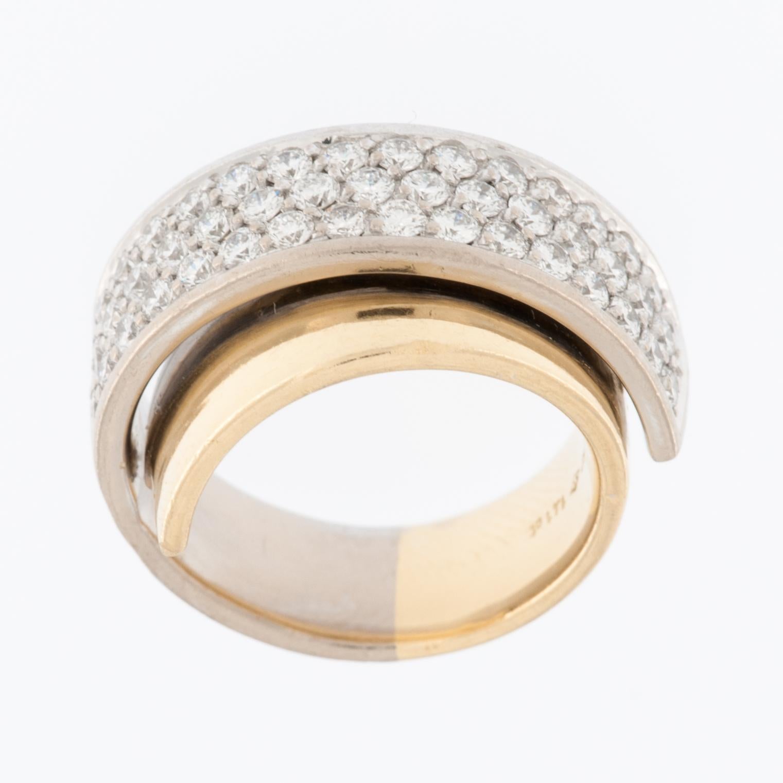La bague Millennial Diamond en or jaune et blanc 18Kt avec sertissage de perles est un bijou étonnant et contemporain conçu pour plaire à la génération moderne. La bague est fabriquée en or jaune et blanc 18 carats (18Kt) de haute qualité. Ce choix