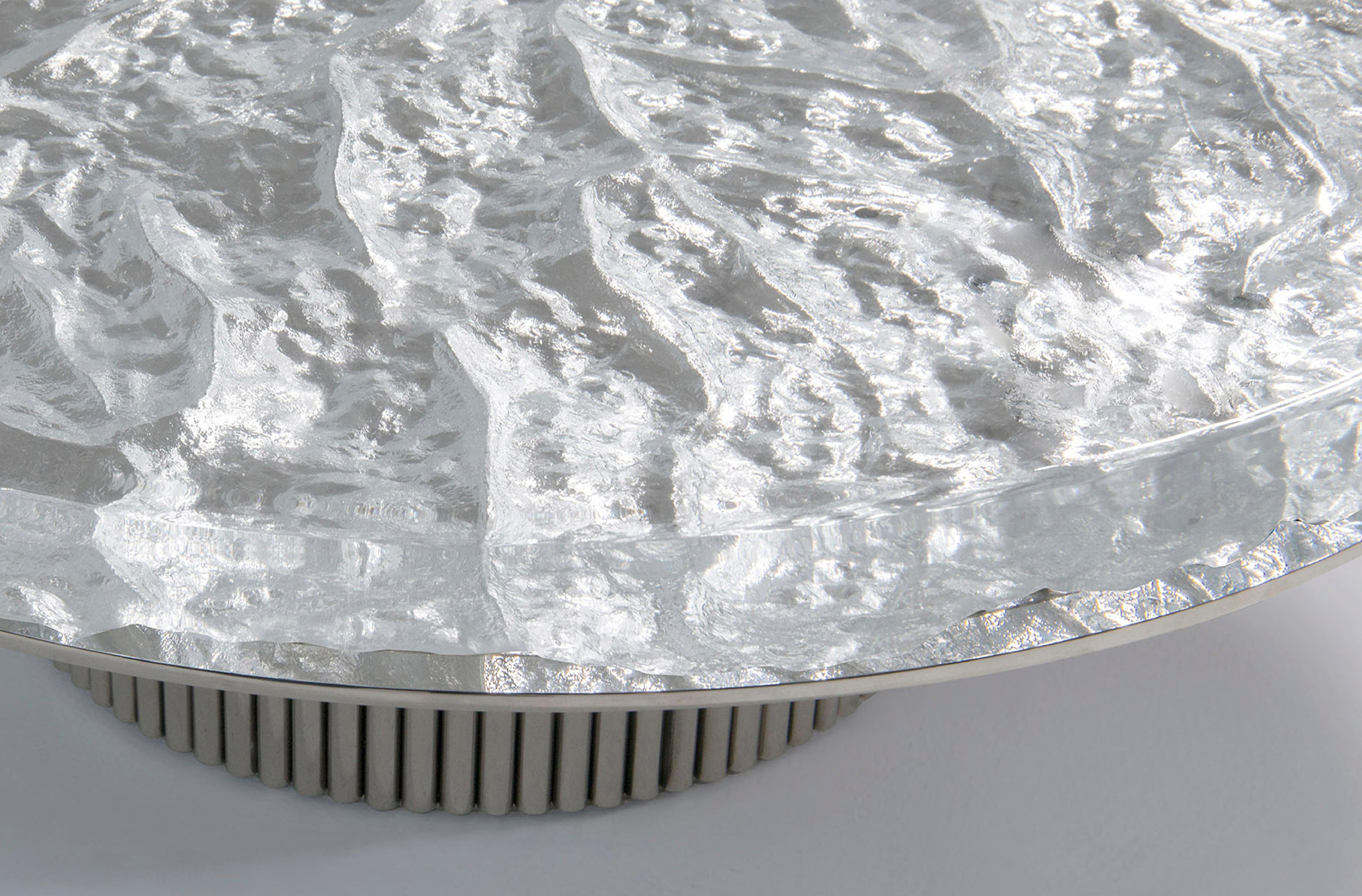 Depuis de nombreuses années, notre société est heureuse de coopérer avec les maîtres de l'art du verre de la région de Venise.
La table basse Miller est le résultat parfait de l'habileté de ces artistes, qui ont appris les anciennes techniques de