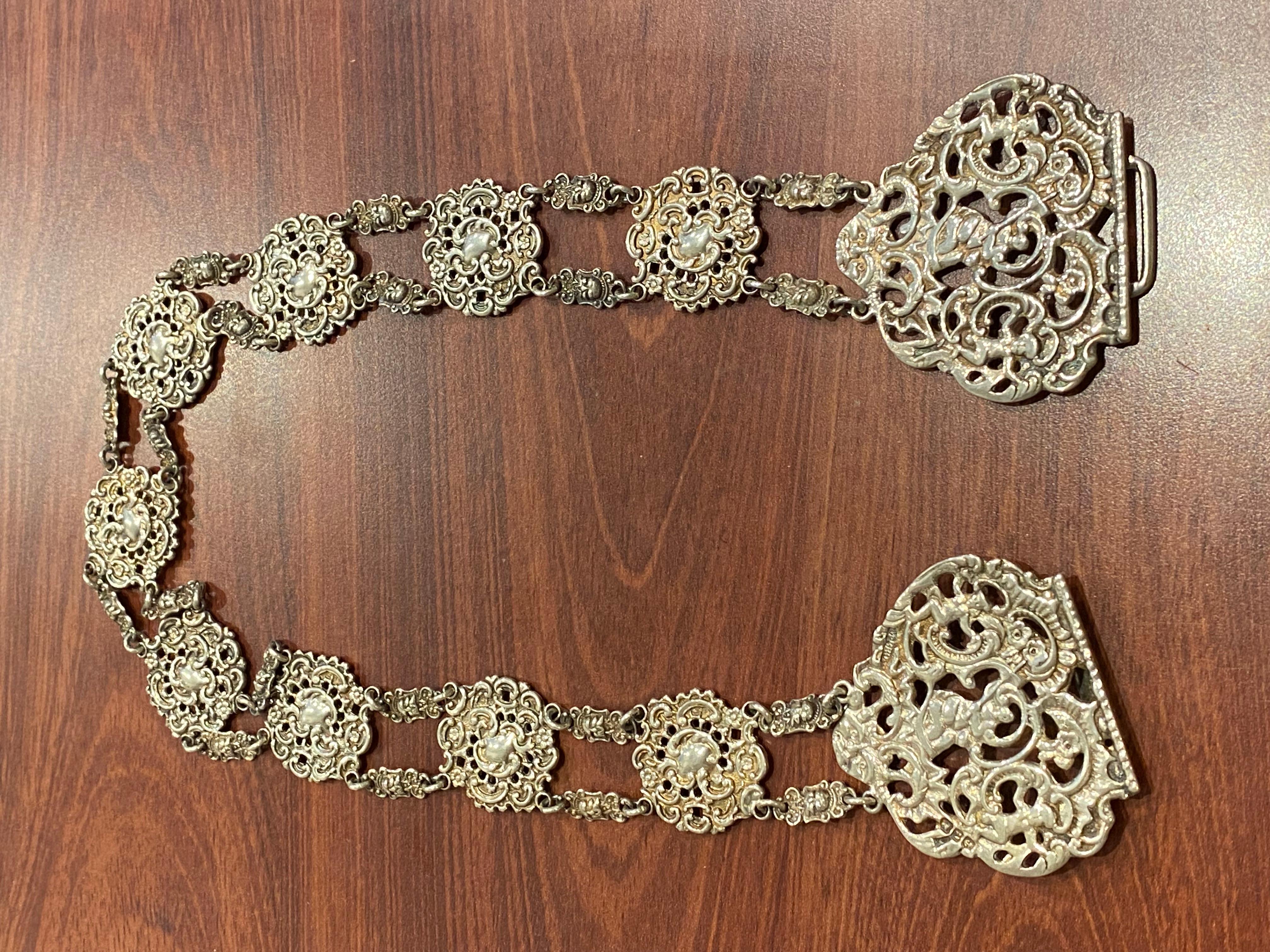 Con marchi inglesi: 
Anchor - per l'ufficio saggi di Birmingham 
Data della lettera - per il 1899
Leone Passante - per l'argento sterling inglese 

e marchio del produttore: M Bros - per Miller Brothers, 
che fu uno dei più rinomati e prolifici