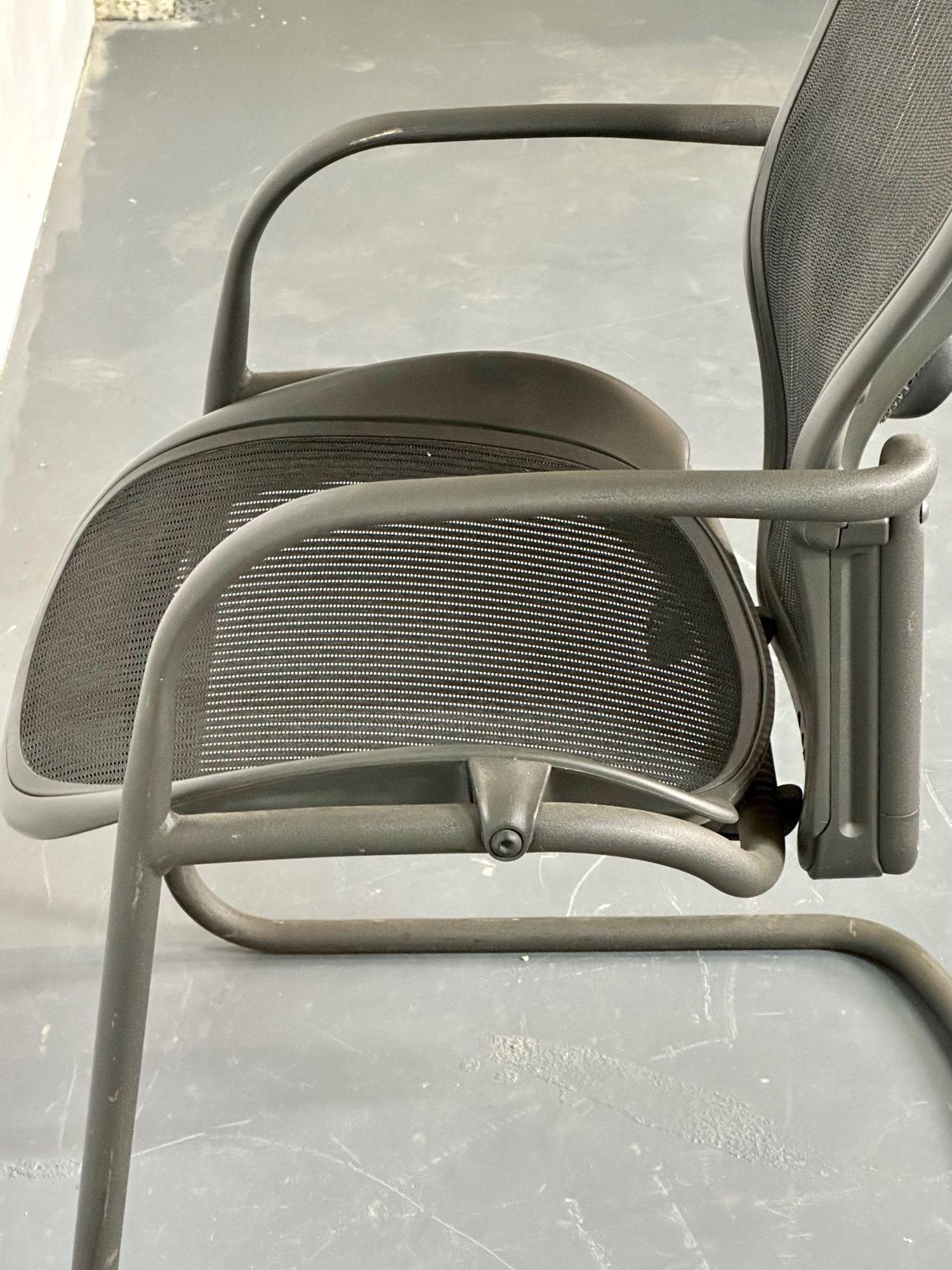 Paire de chaises de bureau/de bureau en aluminium estampillées Herman Miller de style mi-siècle moderne 8