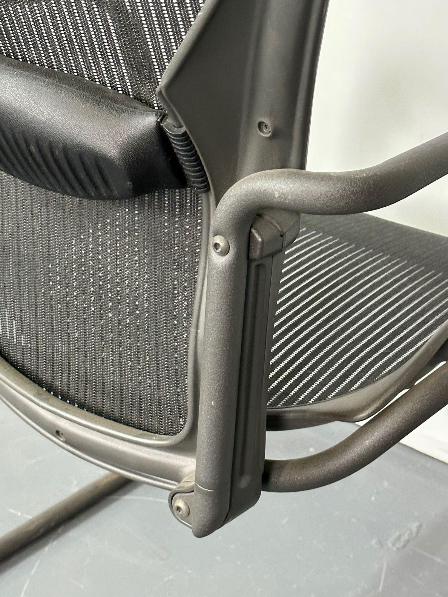 Paire de chaises de bureau/de bureau en aluminium estampillées Herman Miller de style mi-siècle moderne 9