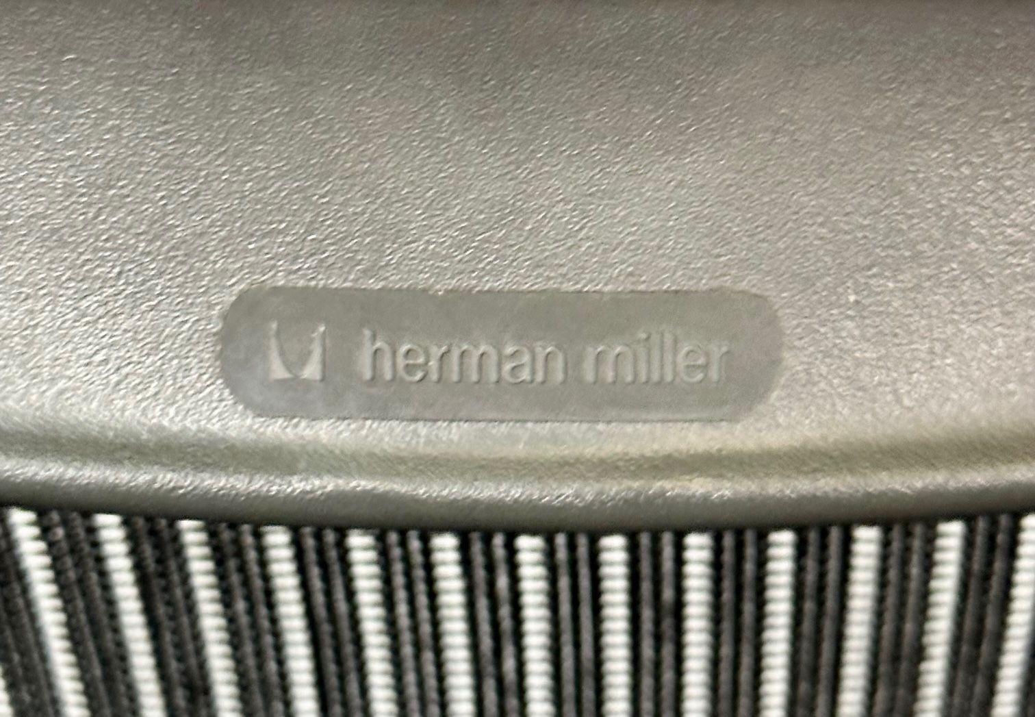 Paire de chaises de bureau/de bureau en aluminium estampillées Herman Miller de style mi-siècle moderne 10