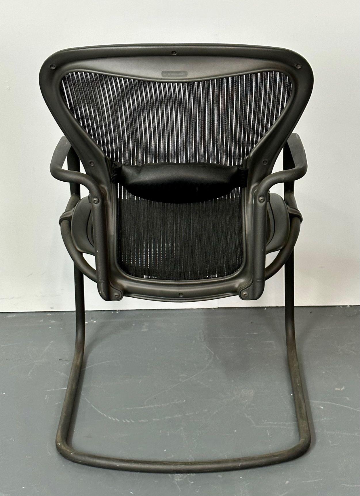 Paire de chaises de bureau/de bureau en aluminium estampillées Herman Miller de style mi-siècle moderne 12