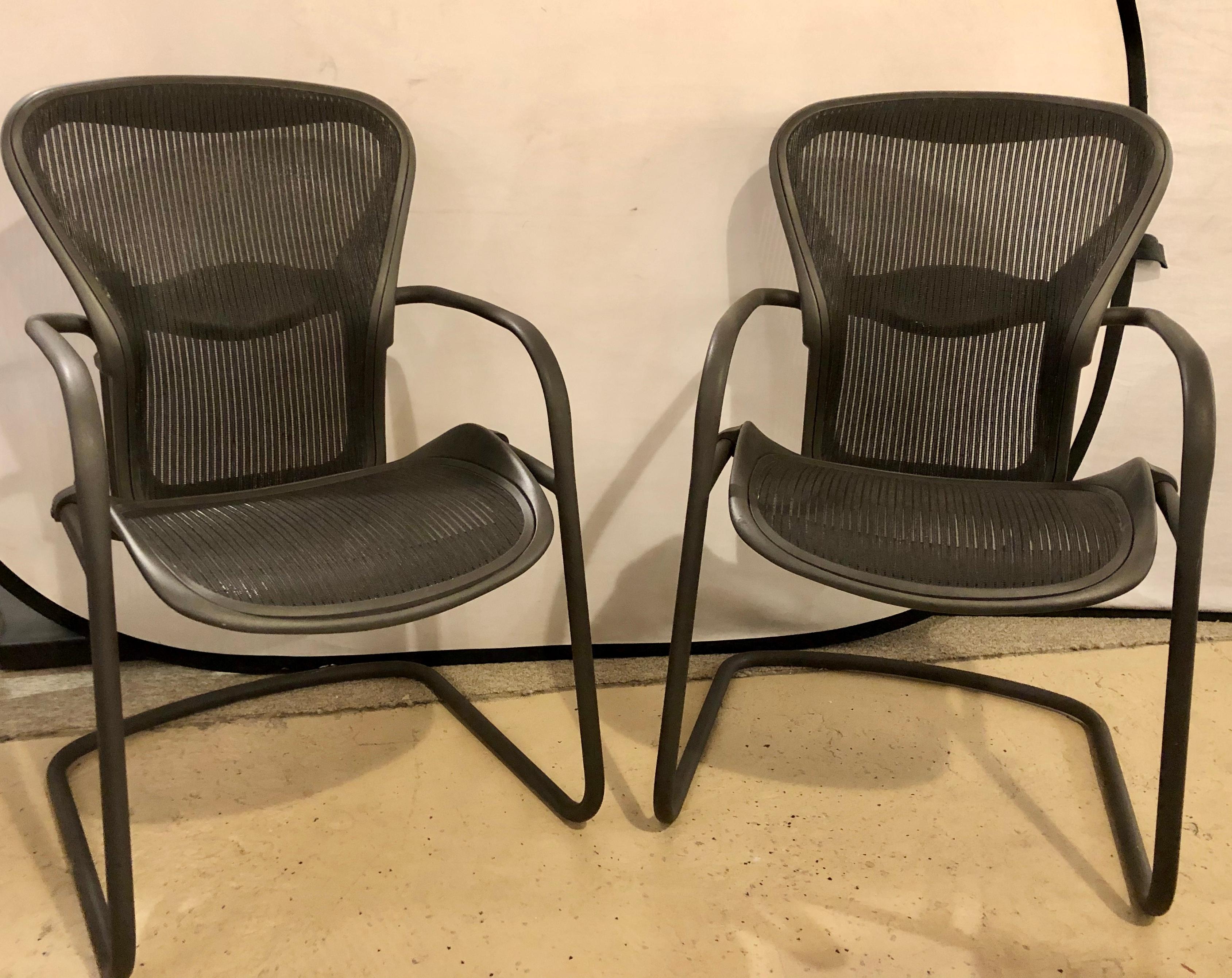 Herman Miller Eames model EA 435 aluminum group black leather soft pad executive chair. A pair on casters for Herman Miller. The seat has the original soft black leather.
