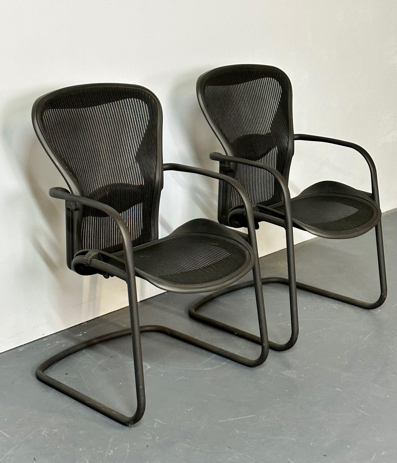 Moderne Paire de chaises de bureau/de bureau en aluminium estampillées Herman Miller de style mi-siècle moderne