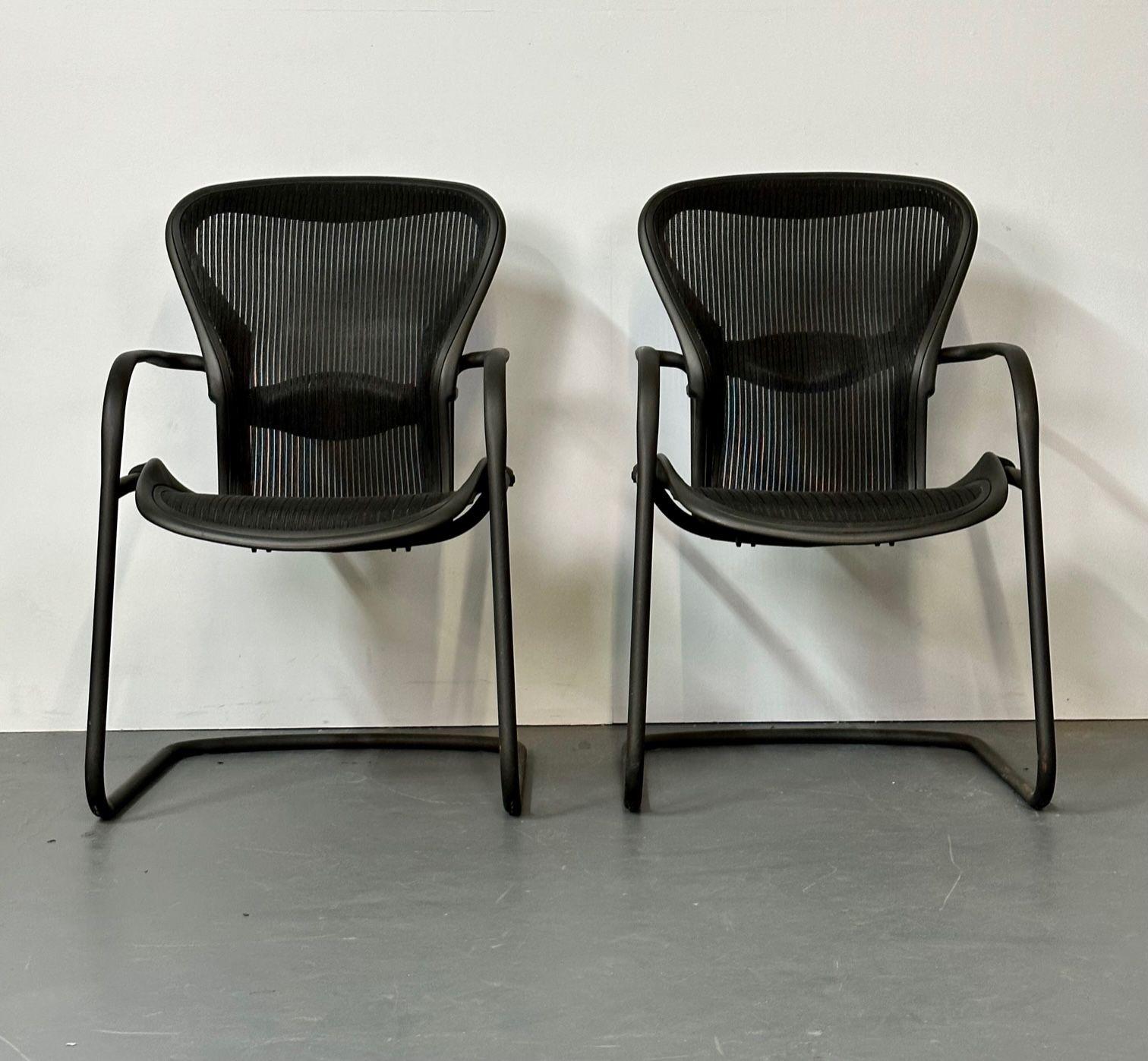 Miller Eames Modèle EA 435 fauteuil de direction groupe aluminium cuir noir soft pad.
 
Fauteuil de direction Herman Miller Eames modèle EA 435, groupe aluminium, cuir noir soft pad. Une paire sur roulettes pour Herman Miller. Le siège est en cuir