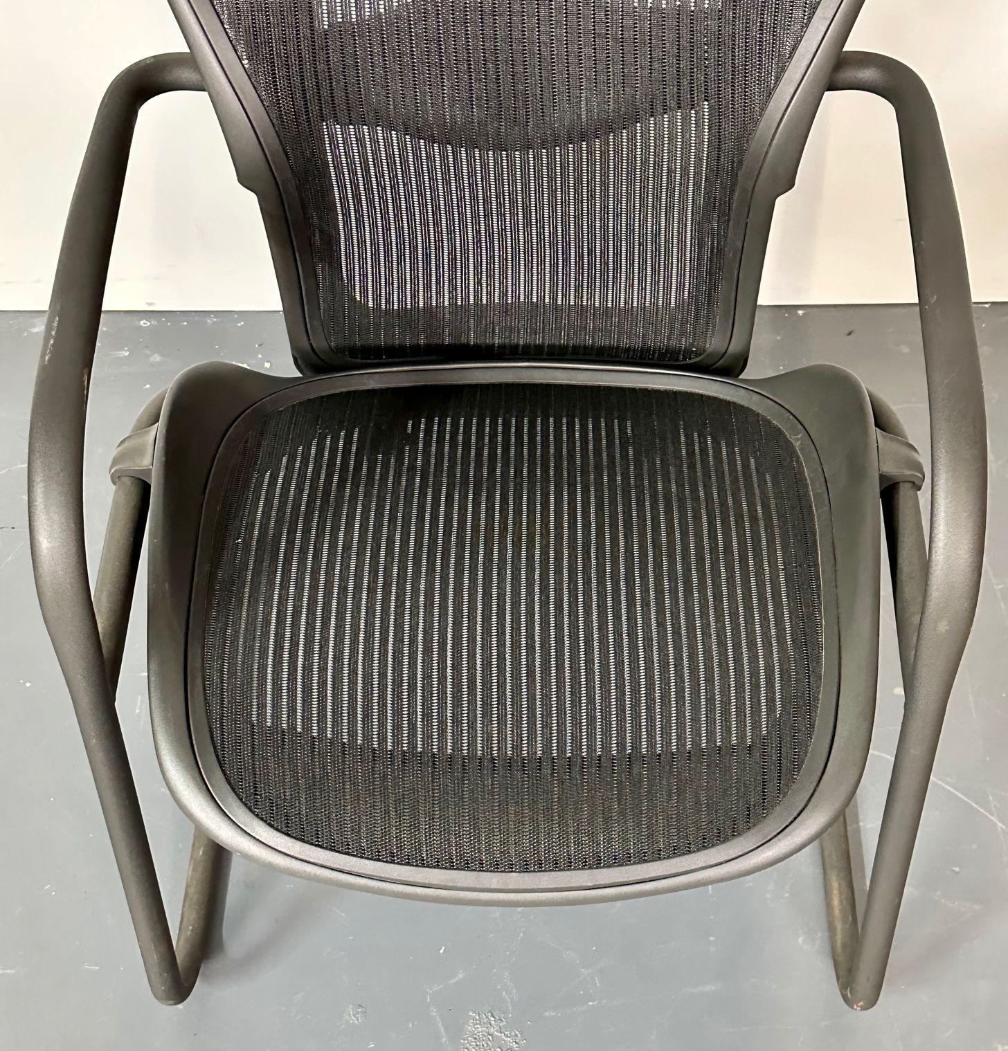 Américain Paire de chaises de bureau/de bureau en aluminium estampillées Herman Miller de style mi-siècle moderne