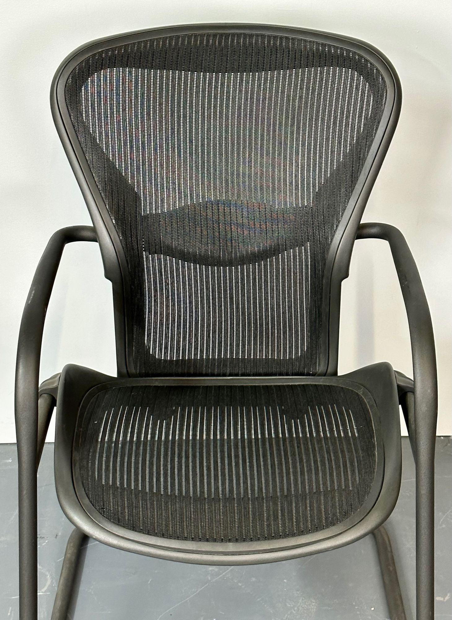 Paire de chaises de bureau/de bureau en aluminium estampillées Herman Miller de style mi-siècle moderne Bon état à Stamford, CT