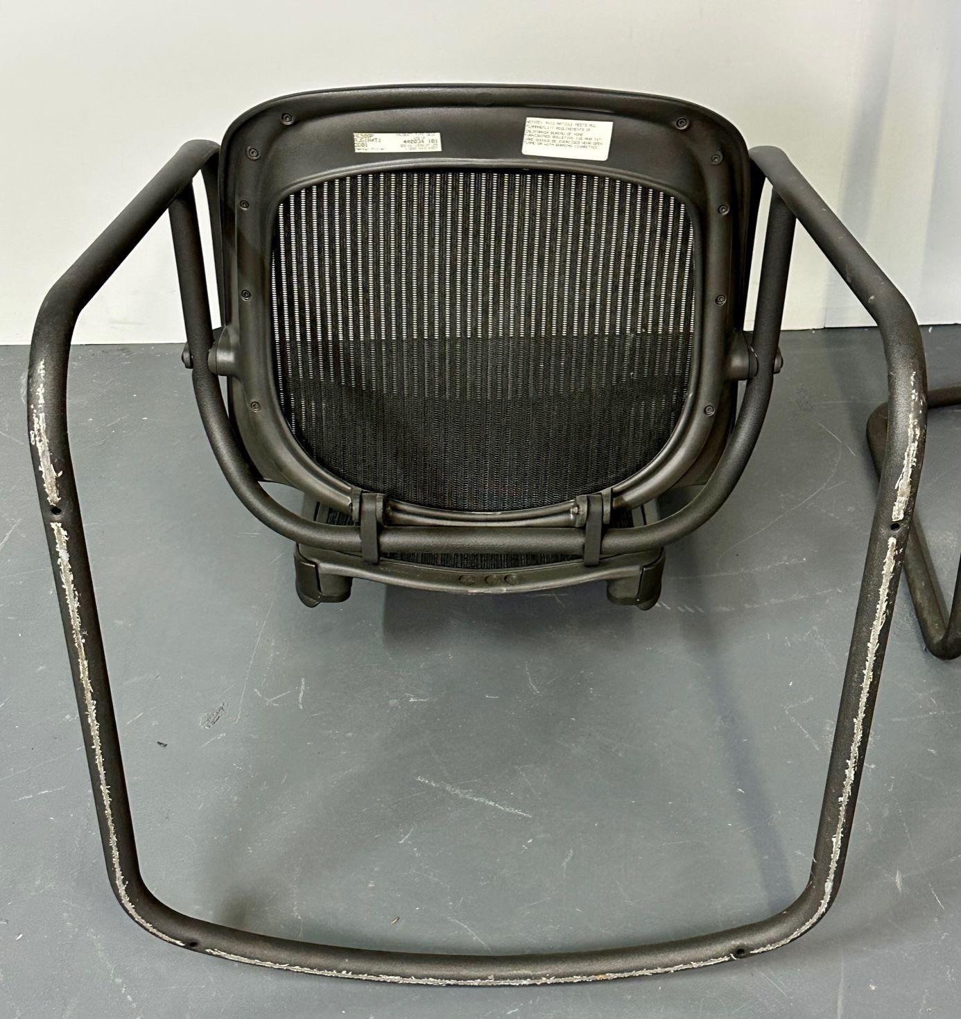 Métal Paire de chaises de bureau/de bureau en aluminium estampillées Herman Miller de style mi-siècle moderne