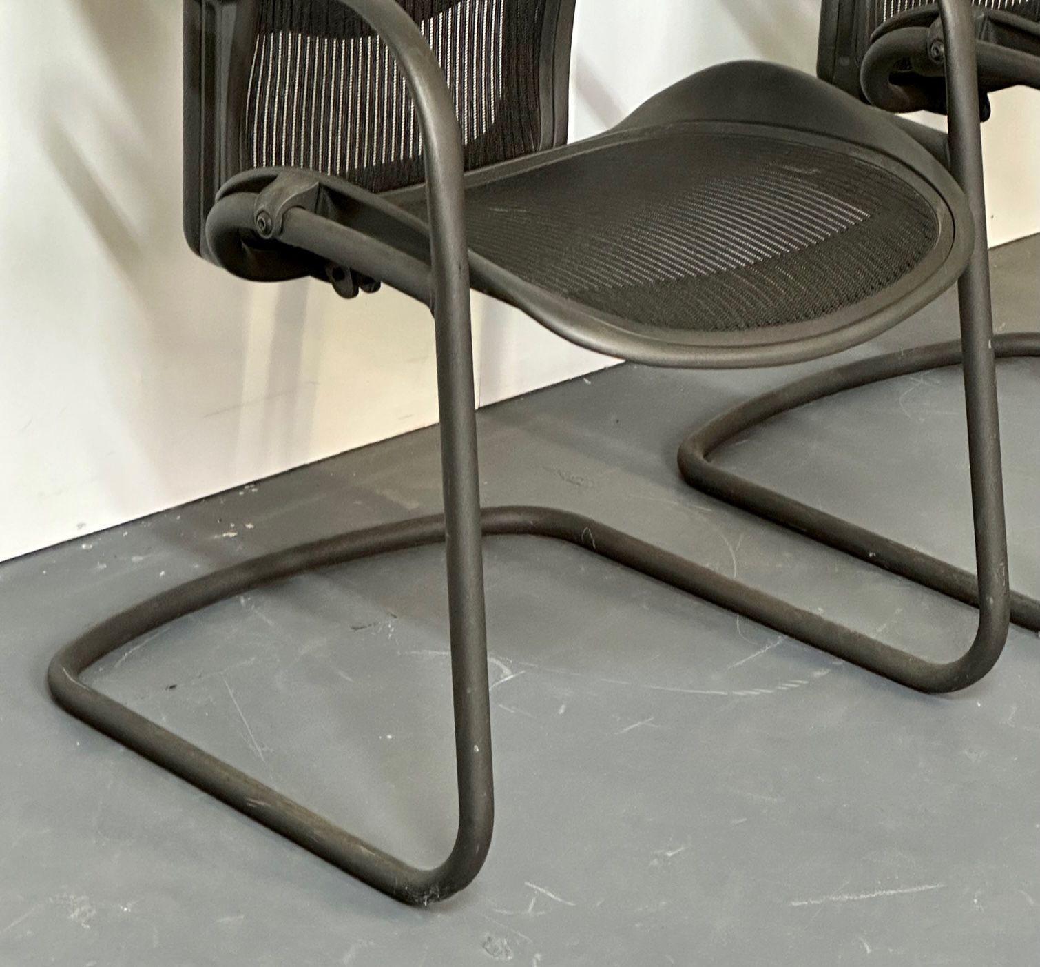 Paire de chaises de bureau/de bureau en aluminium estampillées Herman Miller de style mi-siècle moderne 2