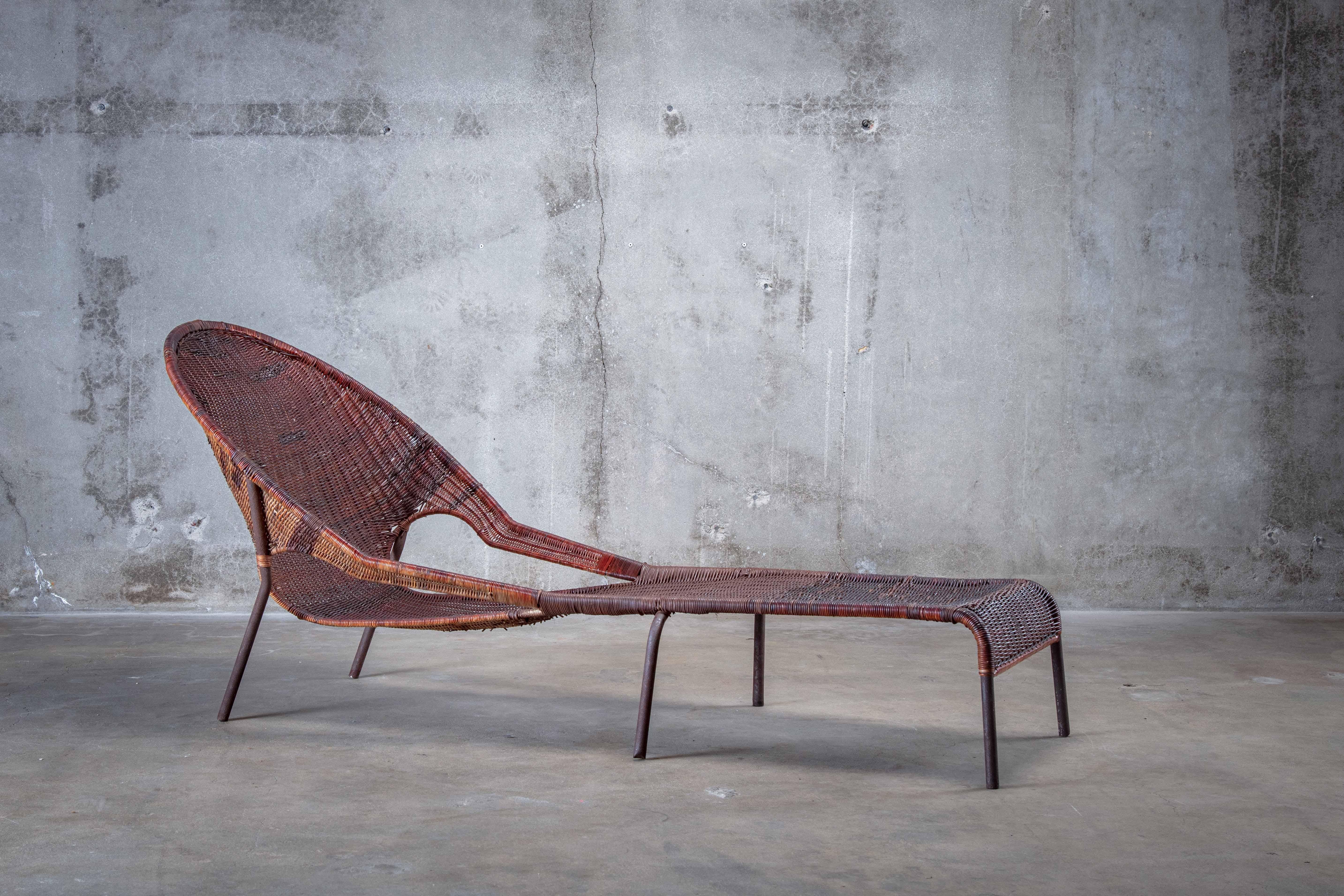 Chaise Lounge in waker and metal by Francis Mair 1960s. United States, CA.

Measure: Seat height 10 inches.