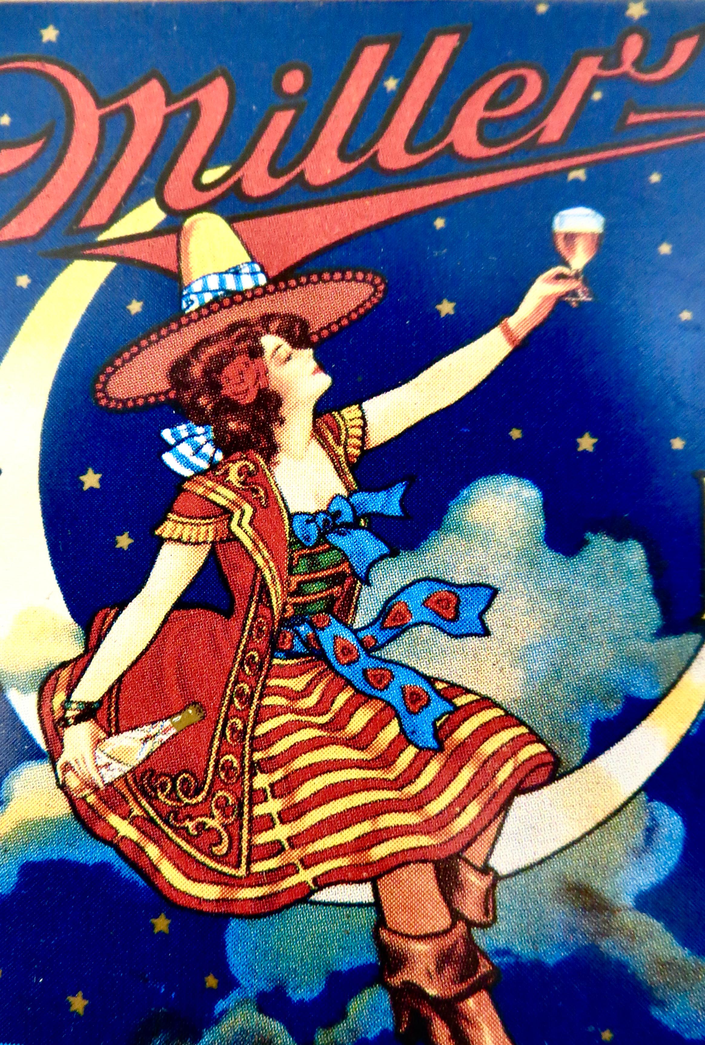 Fabulosa bandeja de puntas metálica de época de posguerra casi en perfecto estado (apenas usada) con un tema atractivo (mujer patriótica sentada en una luna creciente con nubes que pasan vestida de rojo, blanco y azul mientras brinda con una cerveza