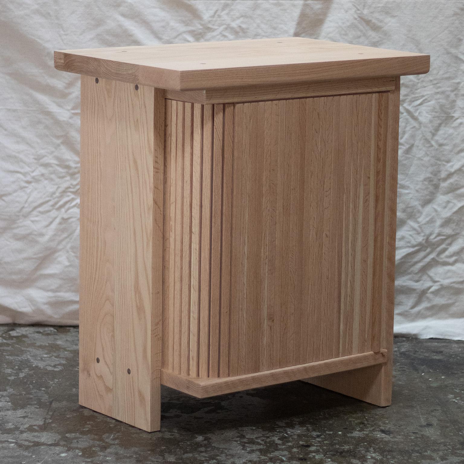 L'armoire Nature est fabriquée en chêne rouge massif et finie avec de la cire d'abeille naturelle de Clapham.  

Le meuble est conçu avec un boîtier asymétrique qui permet d'exposer les fins détails de la porte à tambour et crée une composition et
