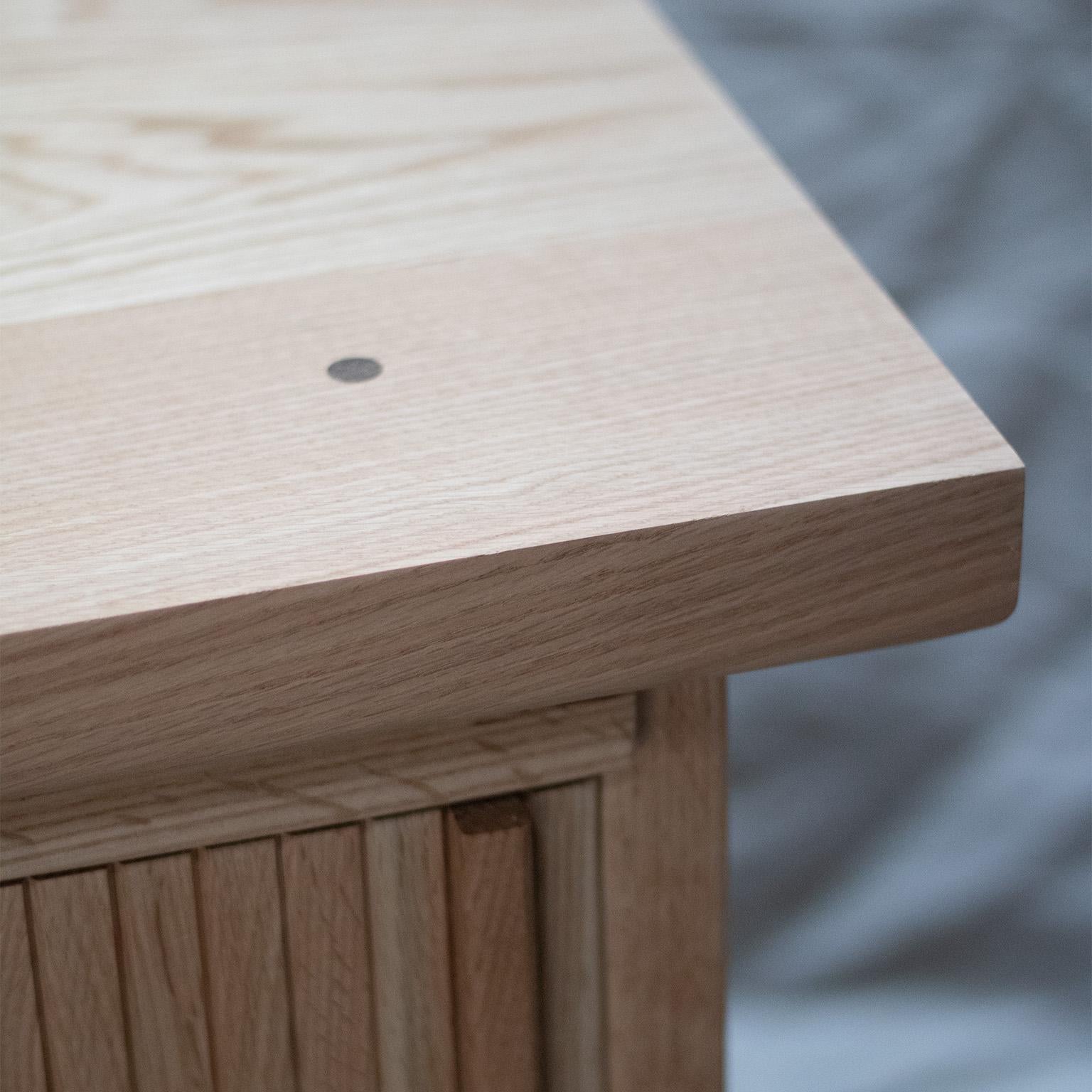 Moderne Armoire Millet en chêne naturel avec porte à tambour en vente