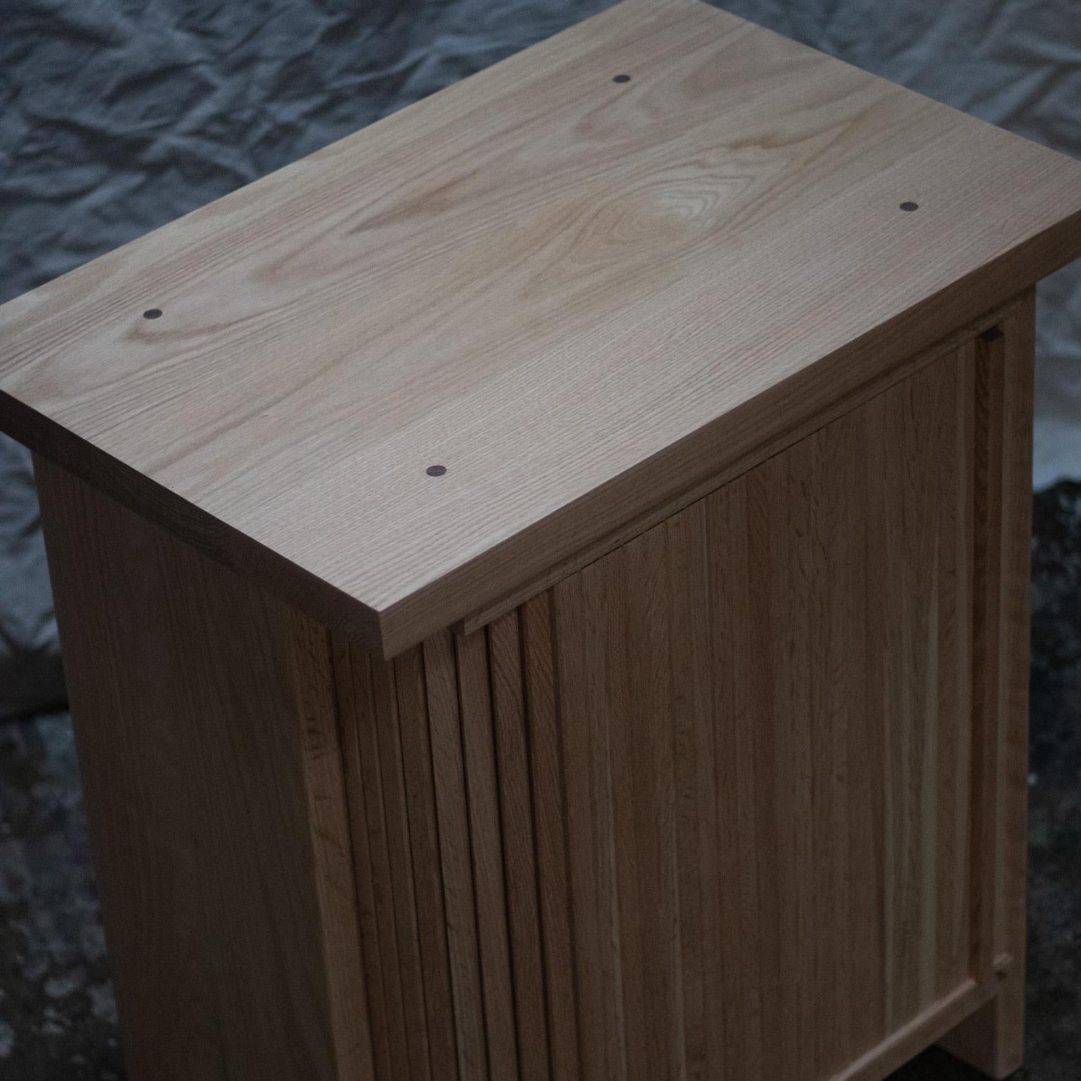 Canadien Armoire Millet en chêne naturel avec porte à tambour en vente