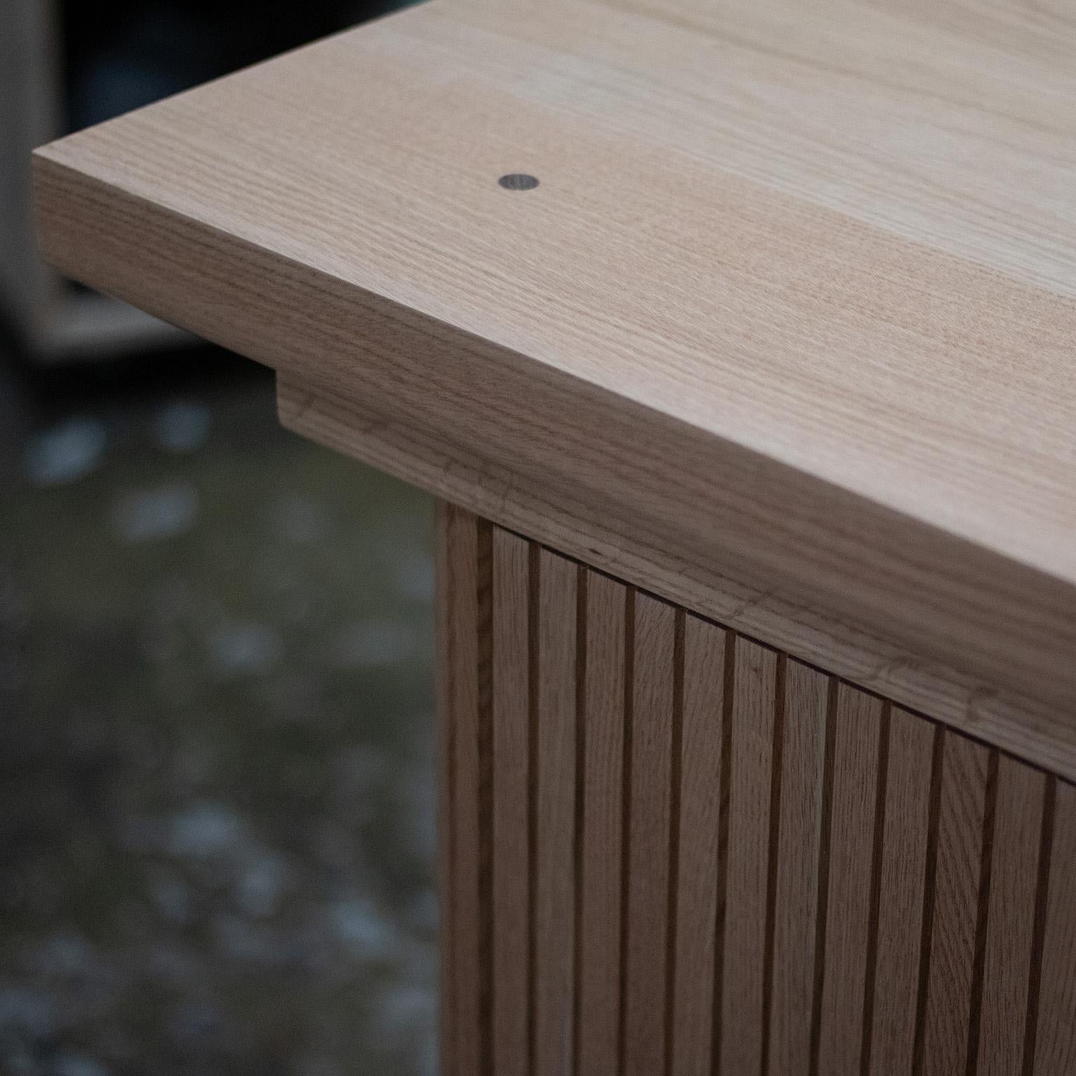 Fait main Armoire Millet en chêne naturel avec porte à tambour en vente