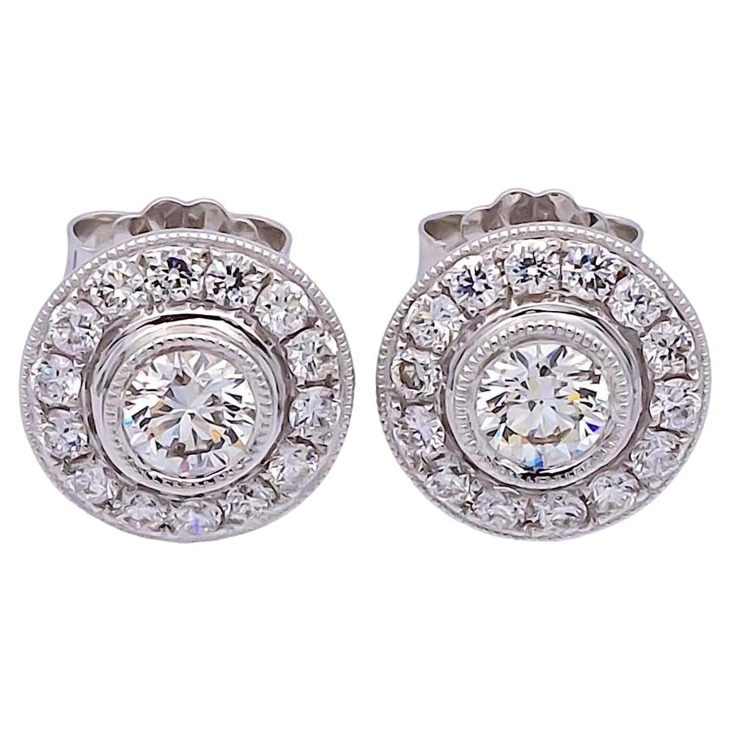 Clous d'oreilles Millgrain en or 18 carats avec halo de diamants et lunette en forme de cercle, poids total de 0,96 carat