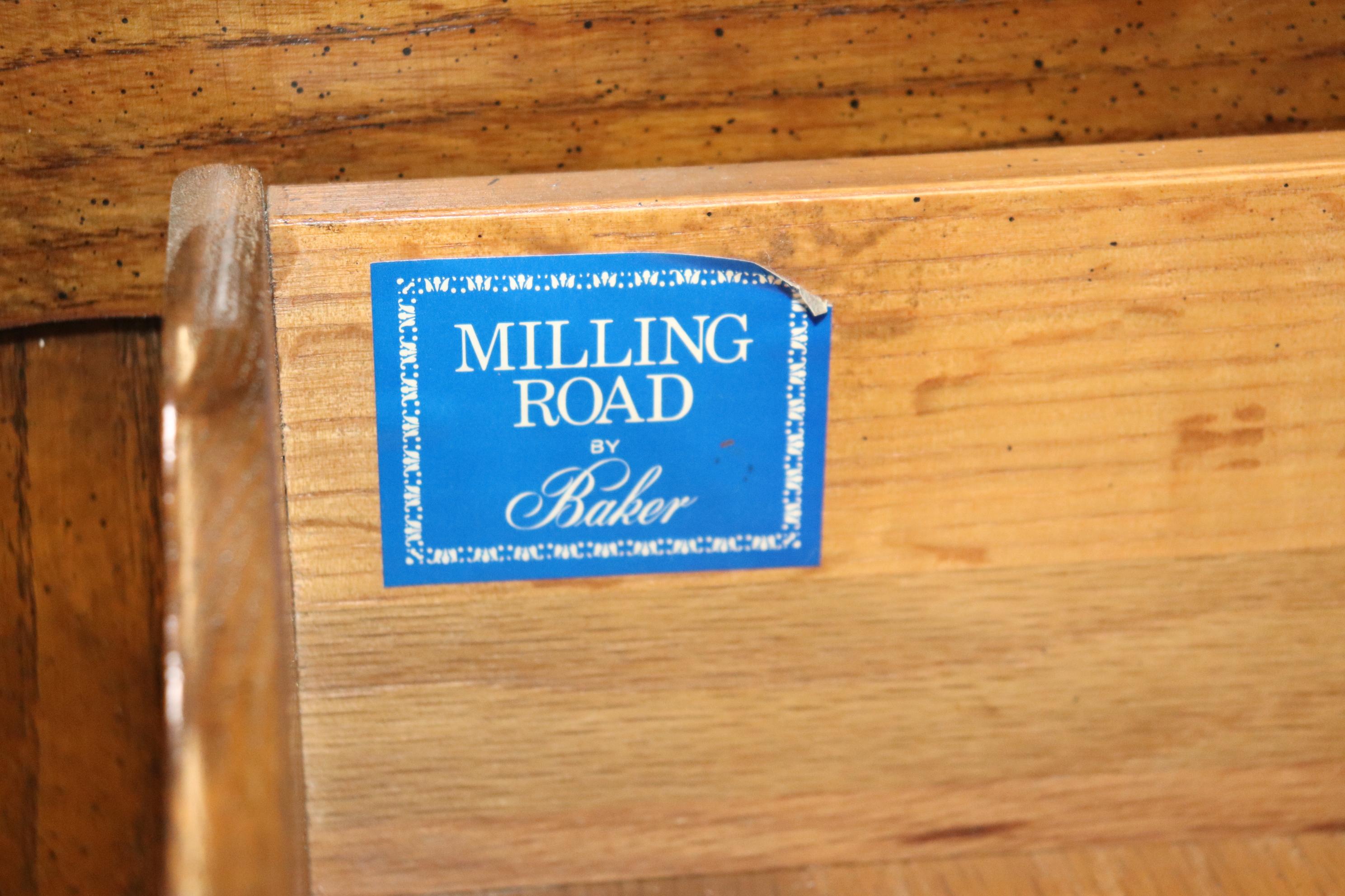 Milling Road by Baker Furniture Buffet buffet campagnard en chêne français, vers 1980 en vente 2
